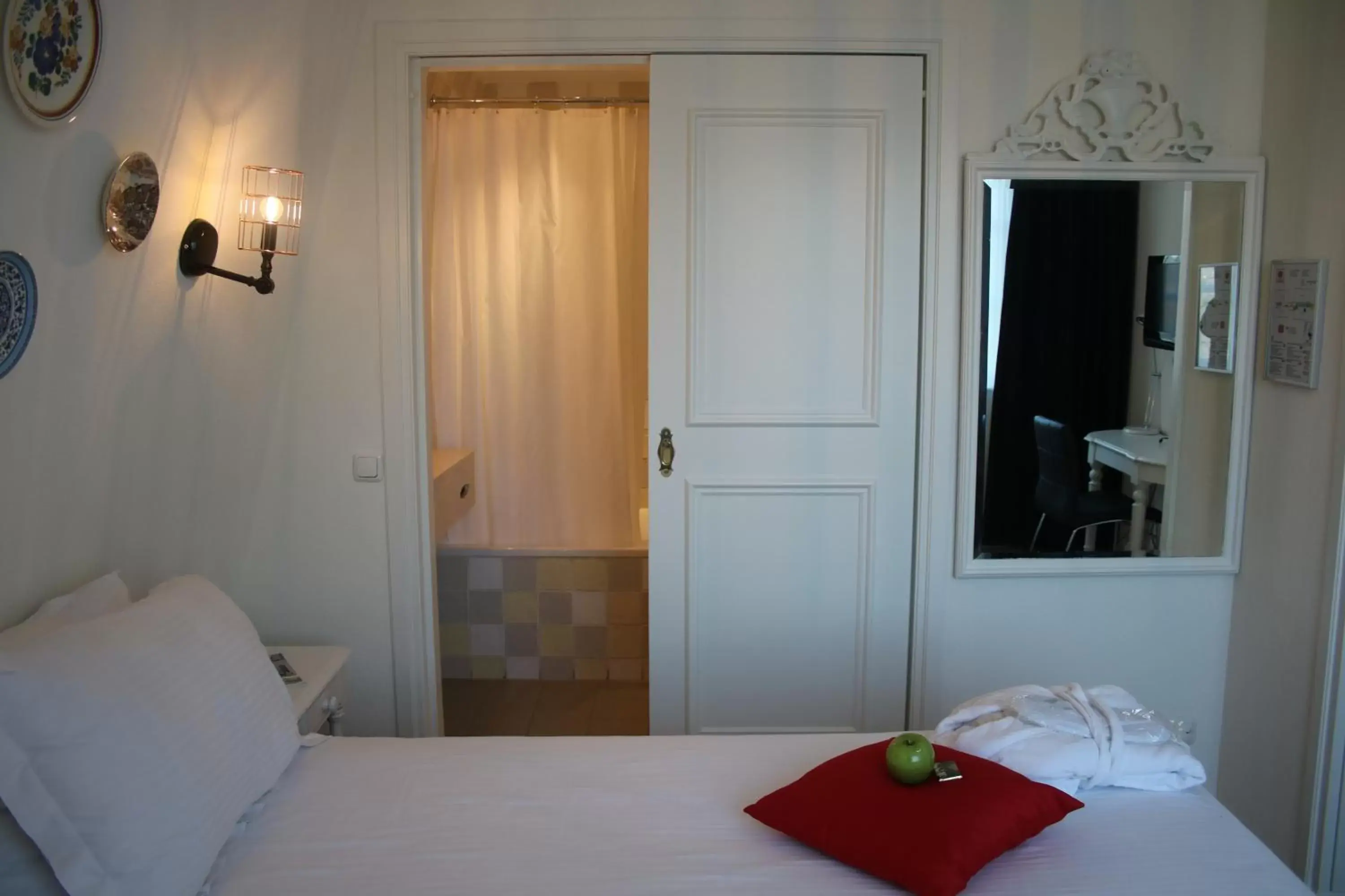 Photo of the whole room, Bed in Alp de Veenen Hotel