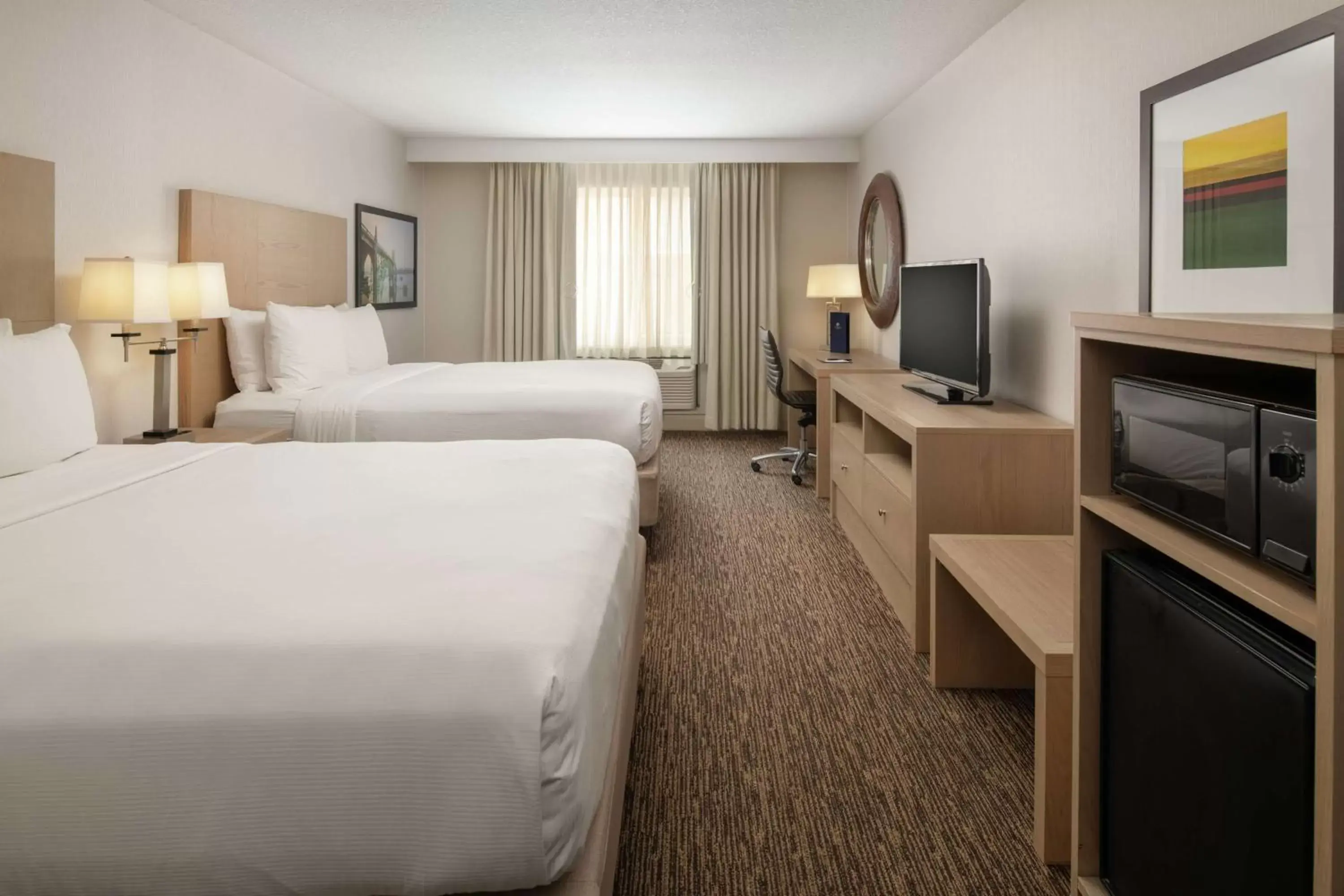 Bed, TV/Entertainment Center in DoubleTree by Hilton Portland Tigard