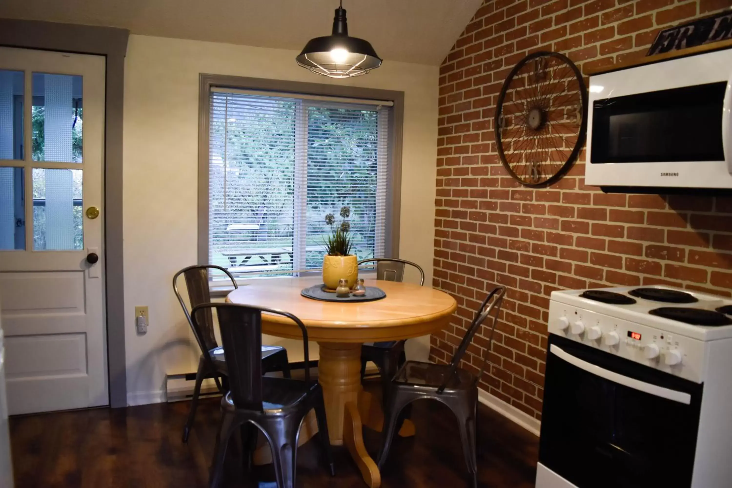 Kitchen or kitchenette, Dining Area in Bramblebank Cottages