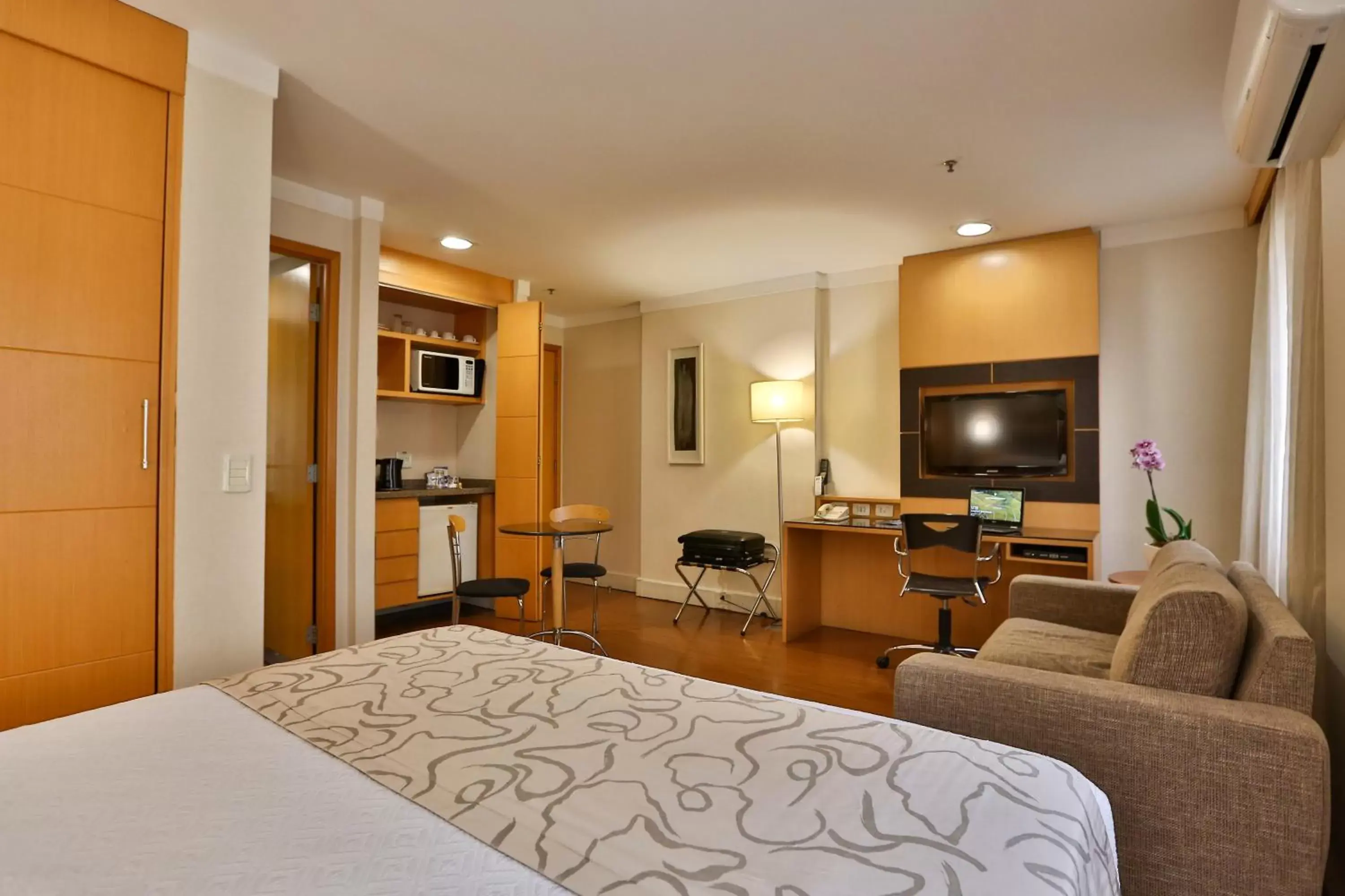 Bedroom, TV/Entertainment Center in Transamerica Executive Jardins