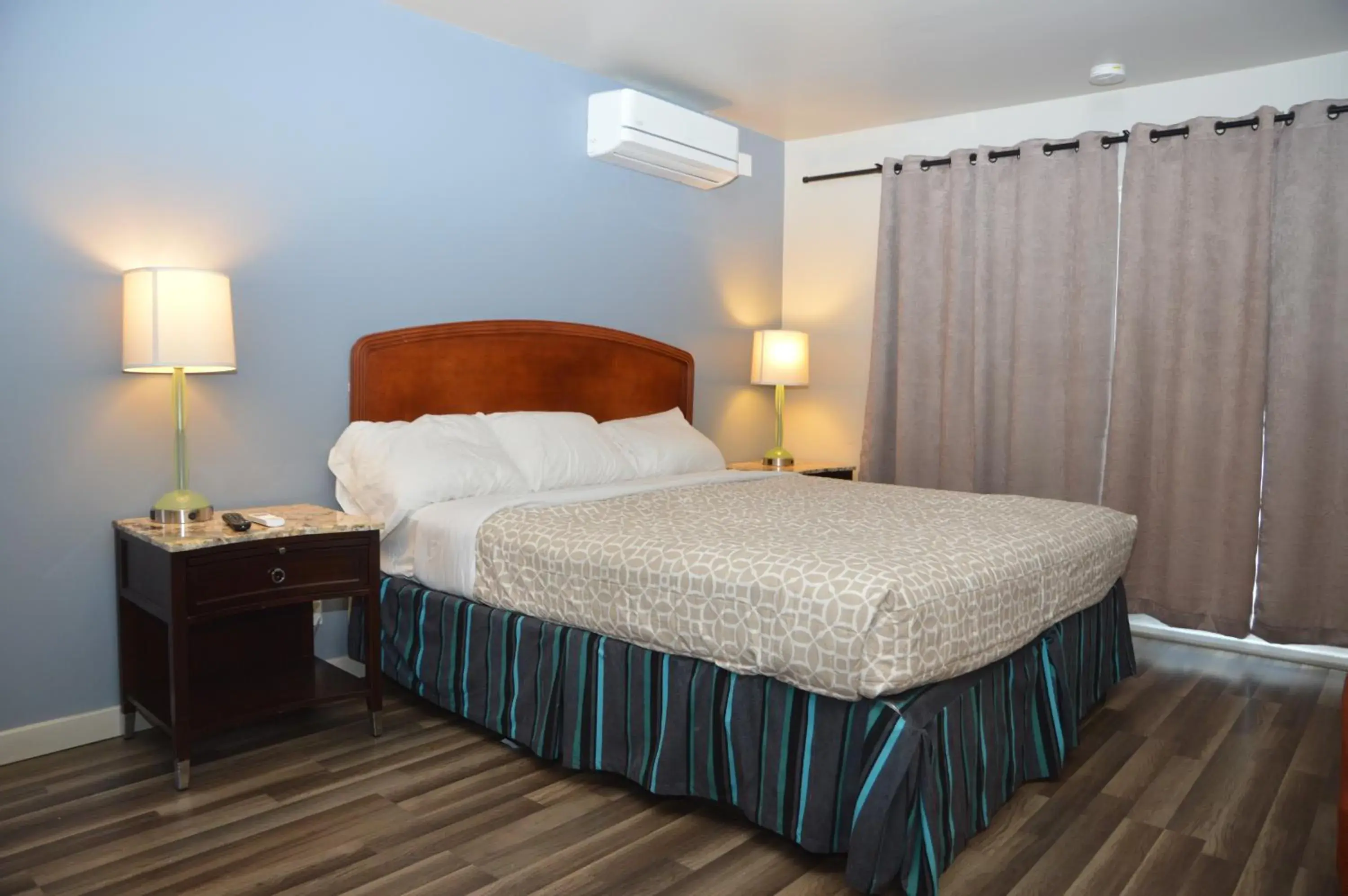 Bed in Glass Slipper Inn - Stanford Palo Alto Bed in Glass Slipper Inn - Stanford Palo Alto