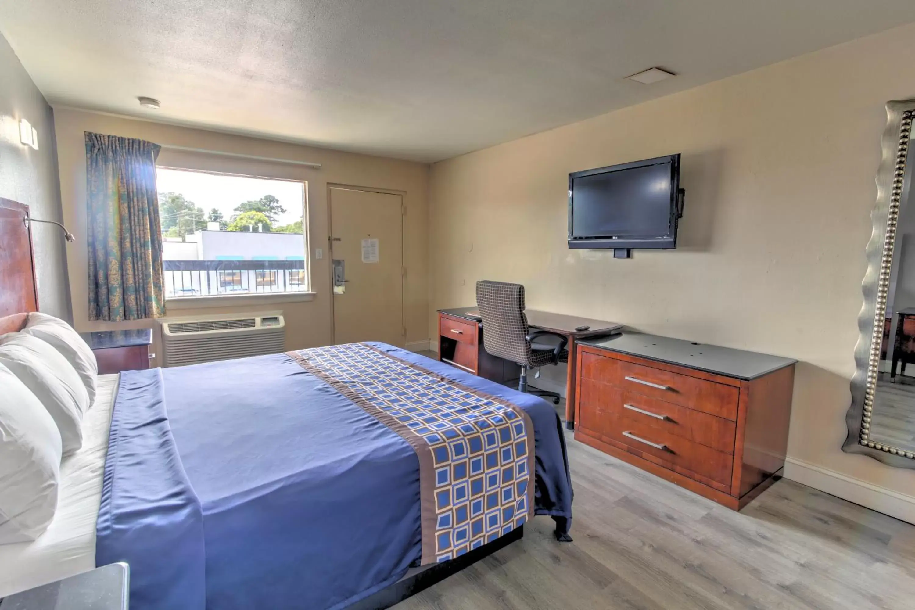 Bed, TV/Entertainment Center in Budget Lodge Churchland