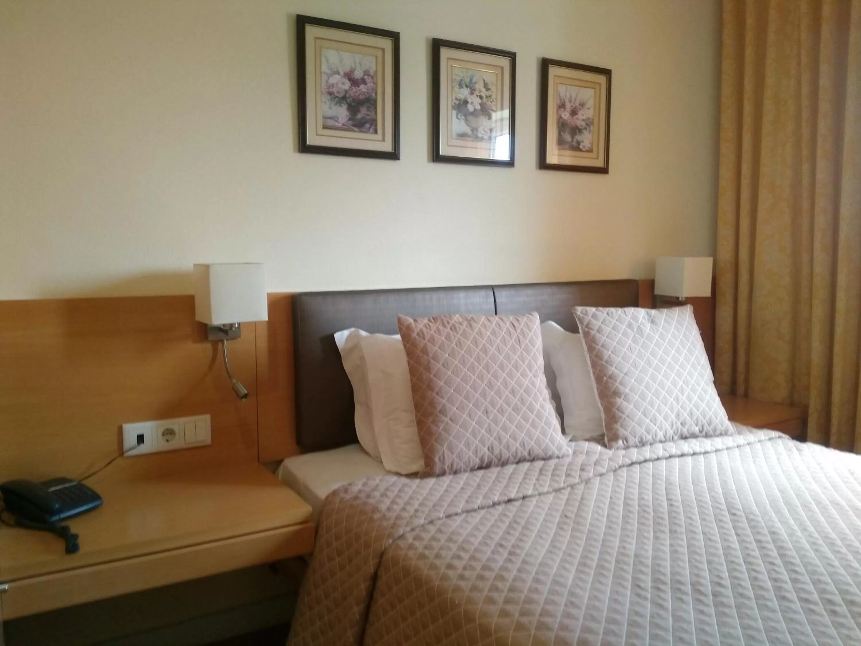 Shower, Bed in Hotel Mira D'Aire