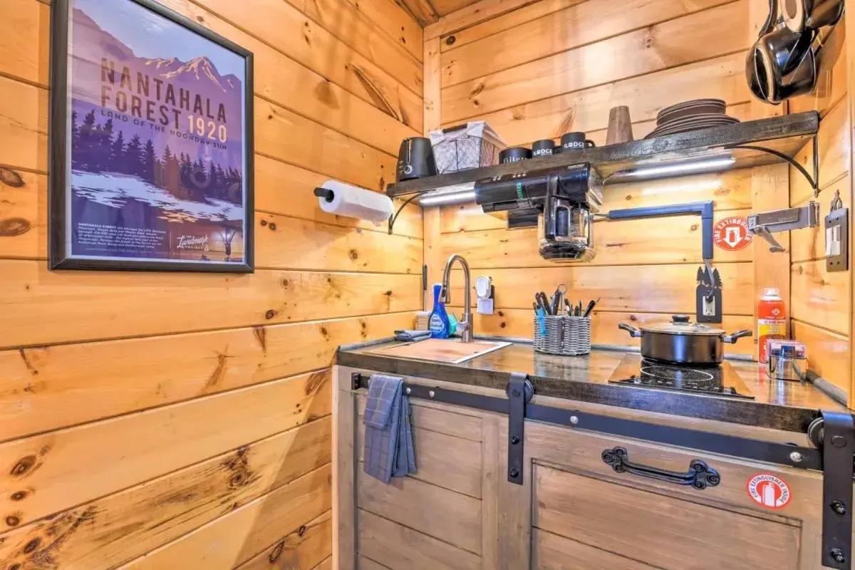 Kitchen/Kitchenette in The Lodge Nantahala River