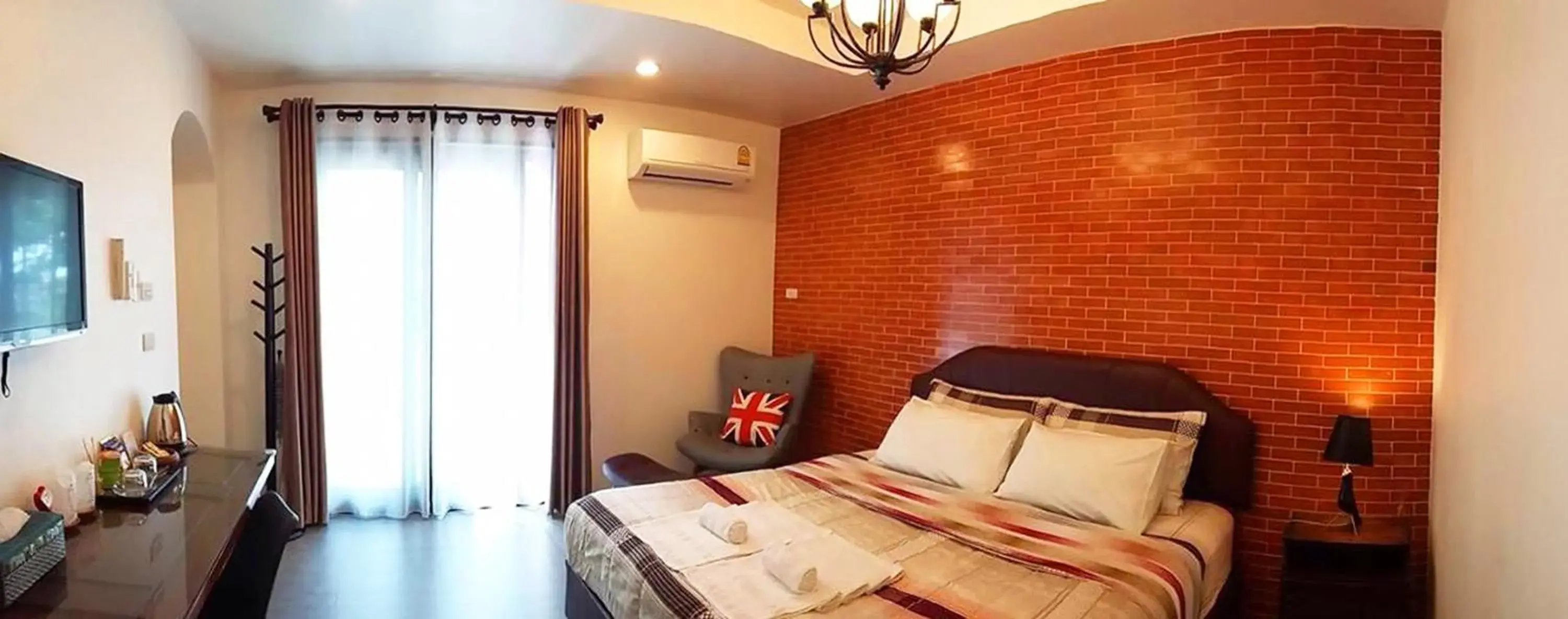 Standard  Room with Balcony in Jamjuree Home