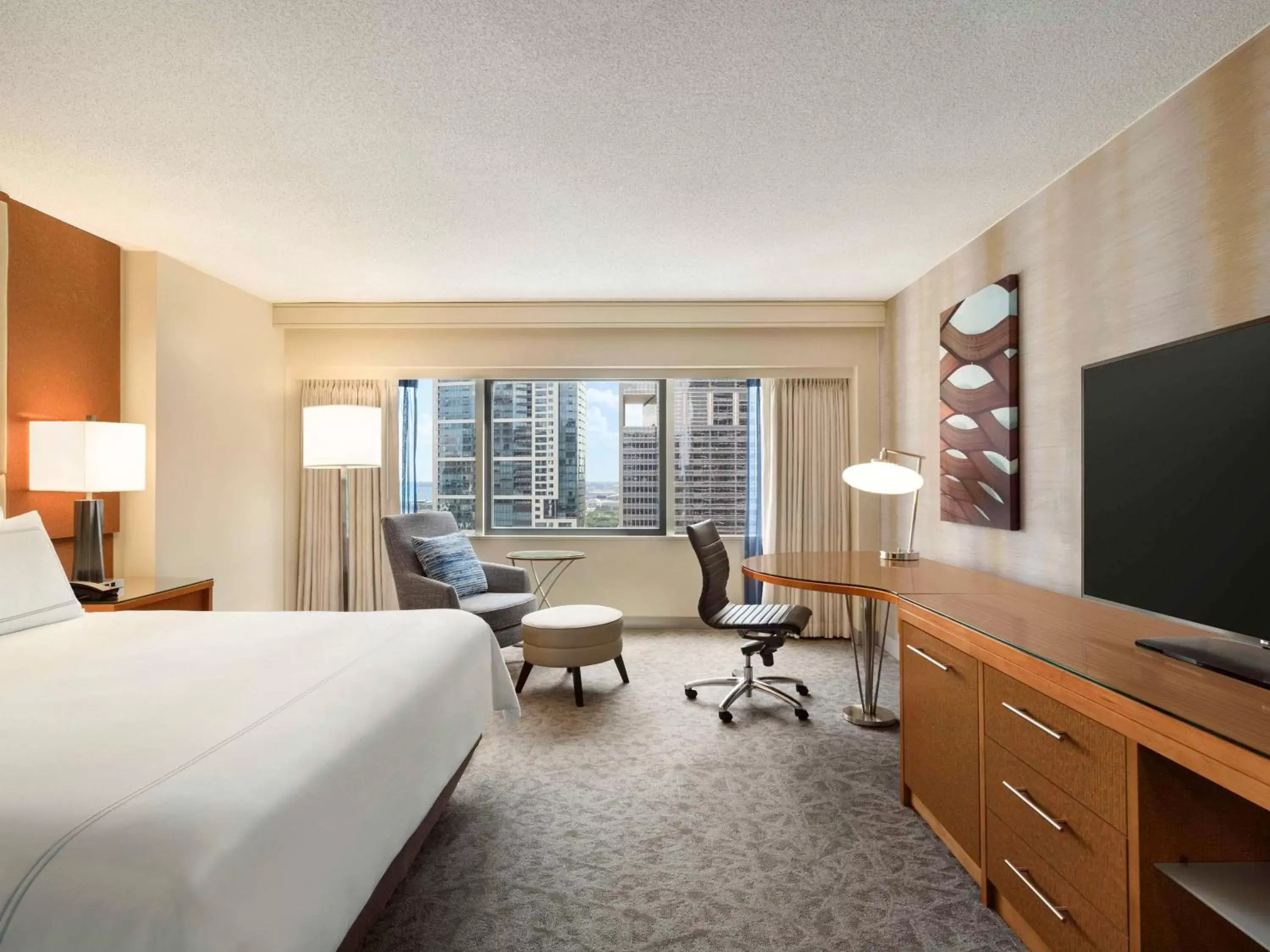 Bedroom, TV/Entertainment Center in Swissotel Chicago