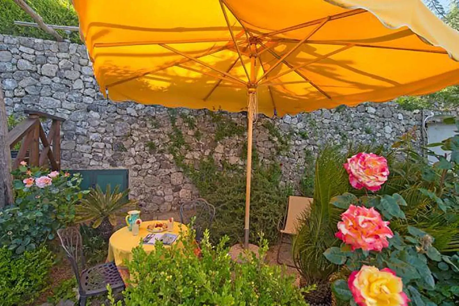 Garden in L'Antico Borgo Dei Limoni