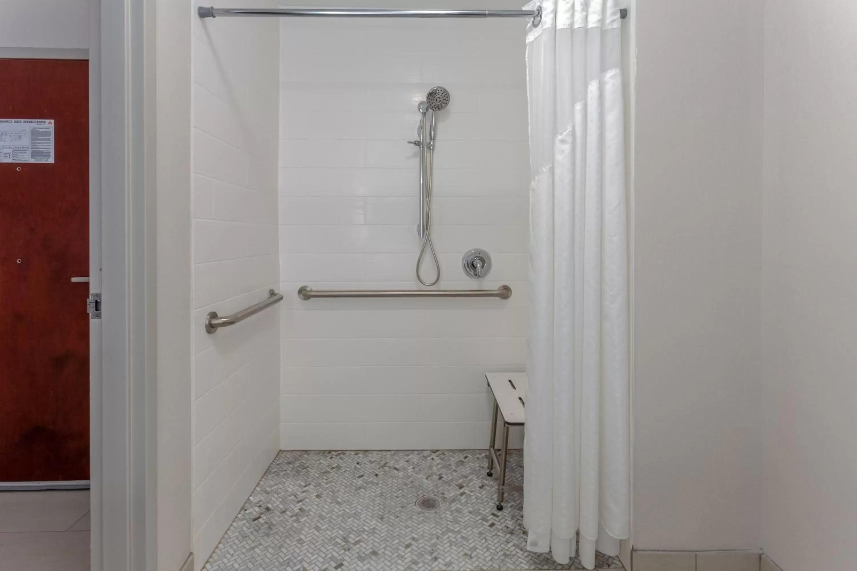 Photo of the whole room, Bathroom in Holiday Inn Express Arrowood, an IHG Hotel