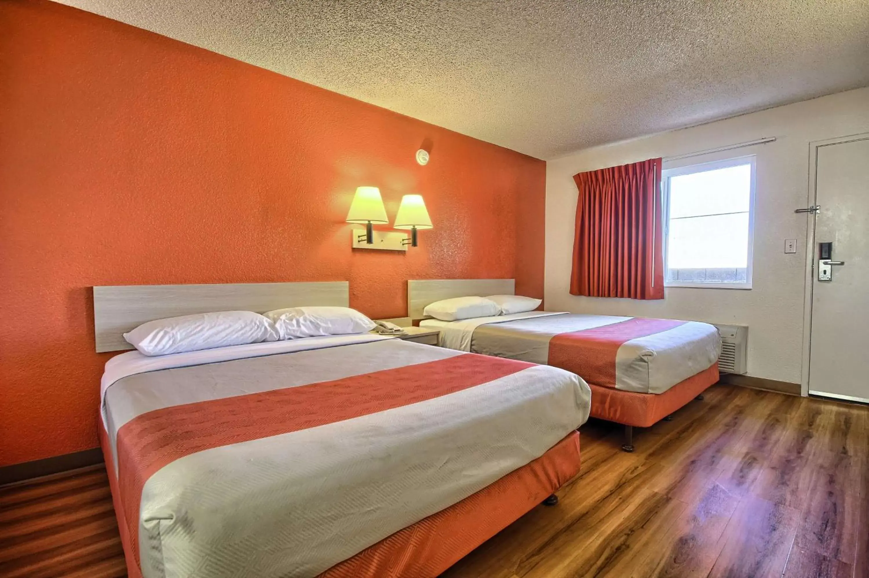 TV and multimedia, Bed in Motel 6-Fresno, CA - Blackstone South