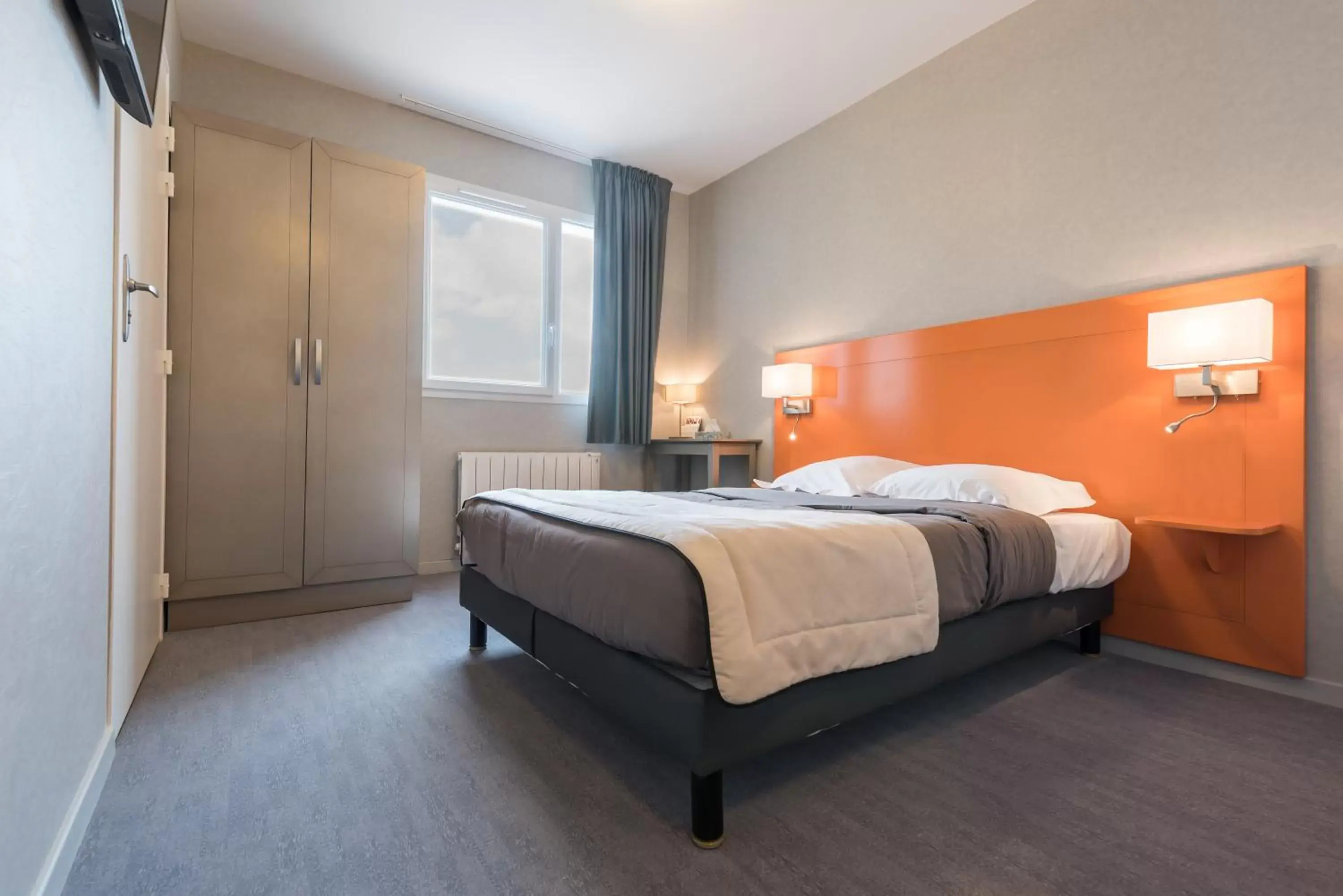 Photo of the whole room, Bed in Hôtel L'Horizon - Restaurant La Fougassette