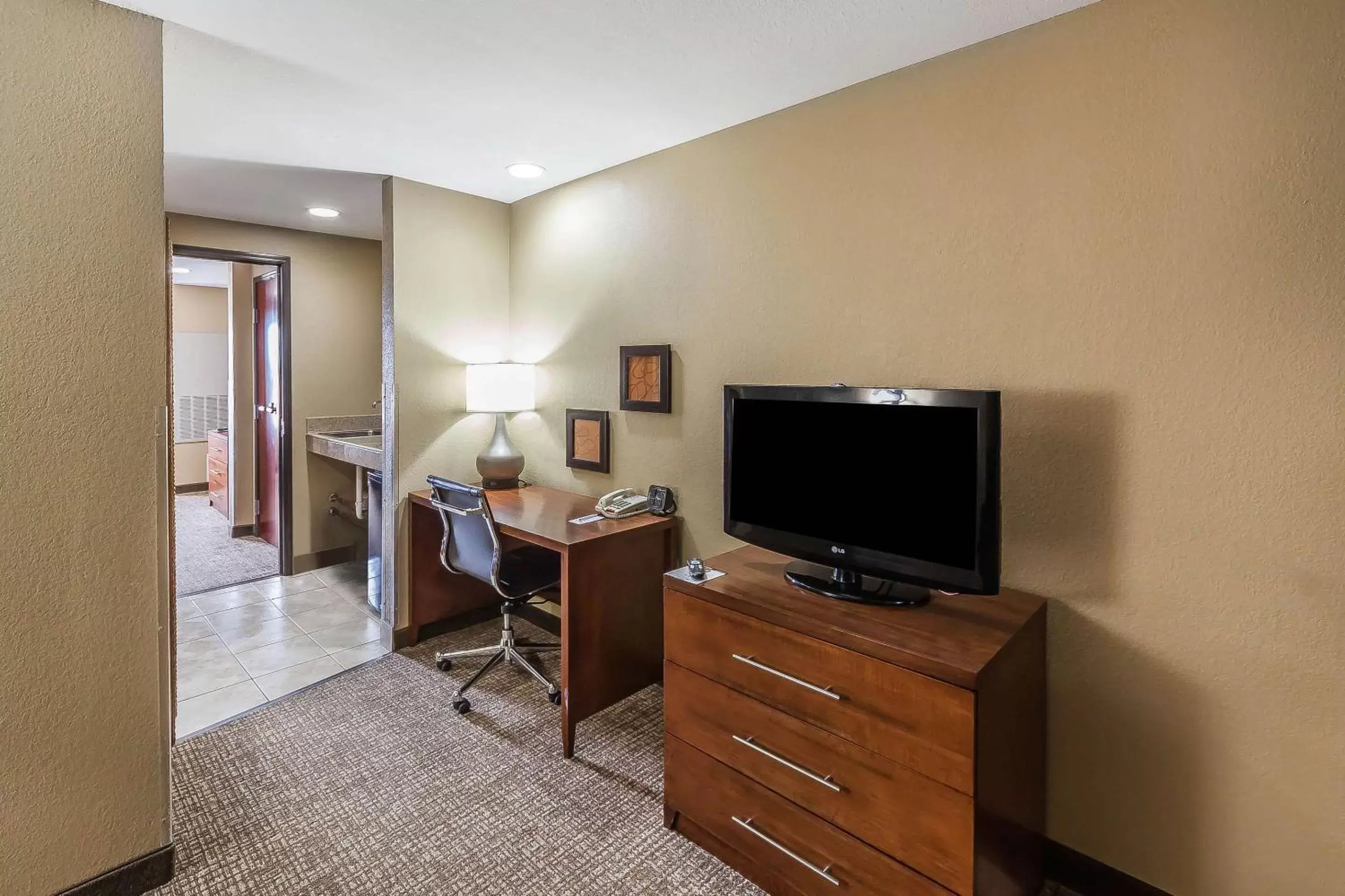 Photo of the whole room, TV/Entertainment Center in Comfort Suites Yukon - SW Oklahoma City