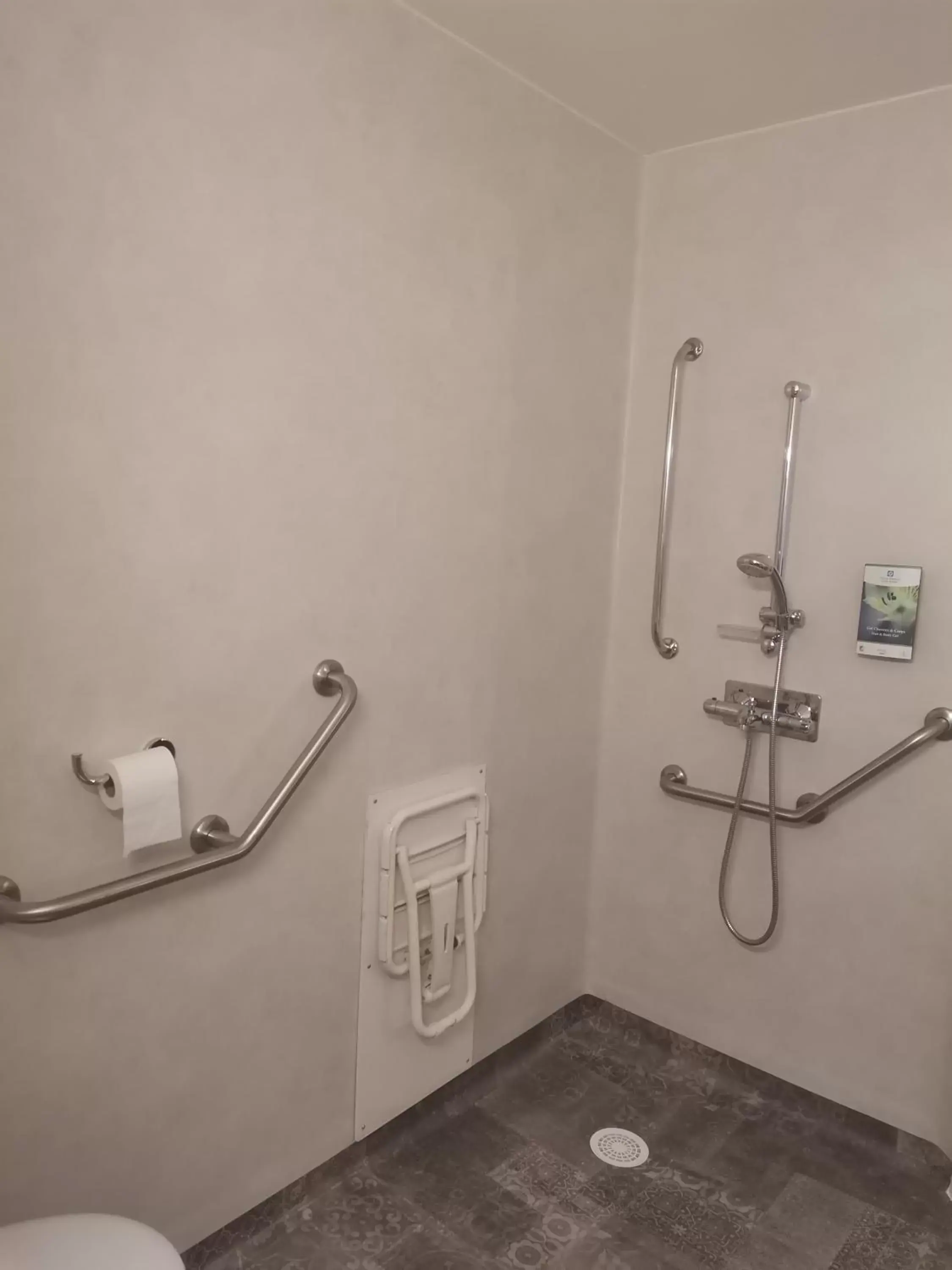 Bathroom in Sure Hotel by Best Western Saint-Amand-Les-Eaux