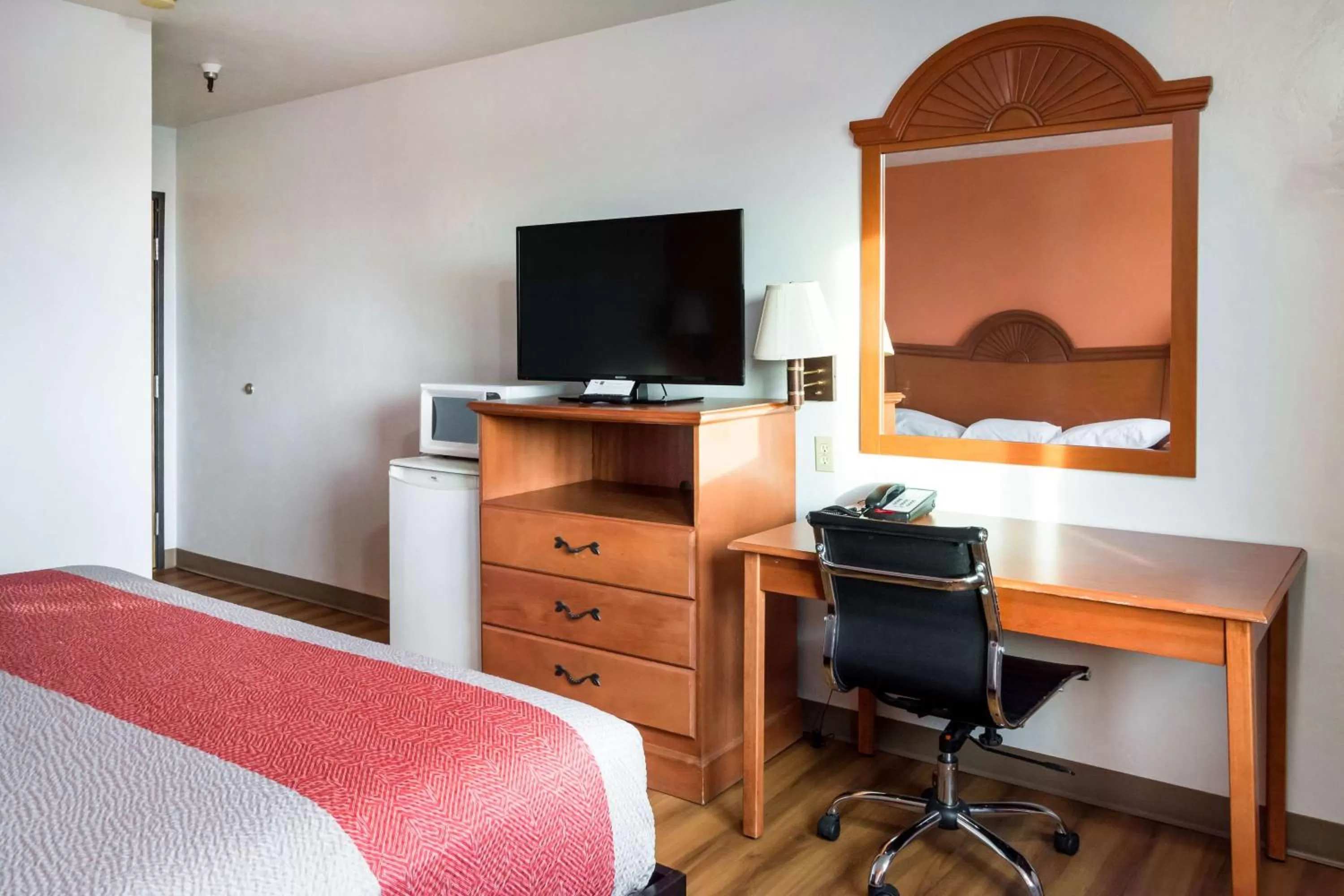 TV and multimedia, Bed in Motel 6-Wilsonville, OR - Portland