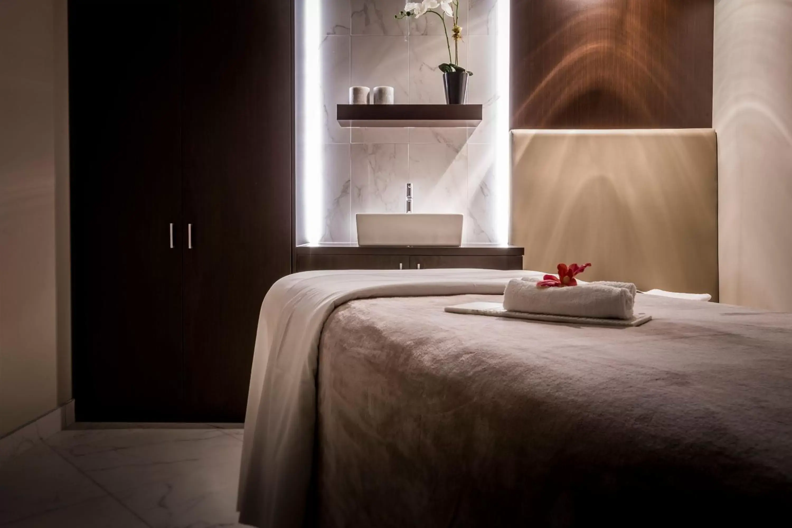 Spa and wellness centre/facilities, Bed in The Ritz-Carlton, Montreal