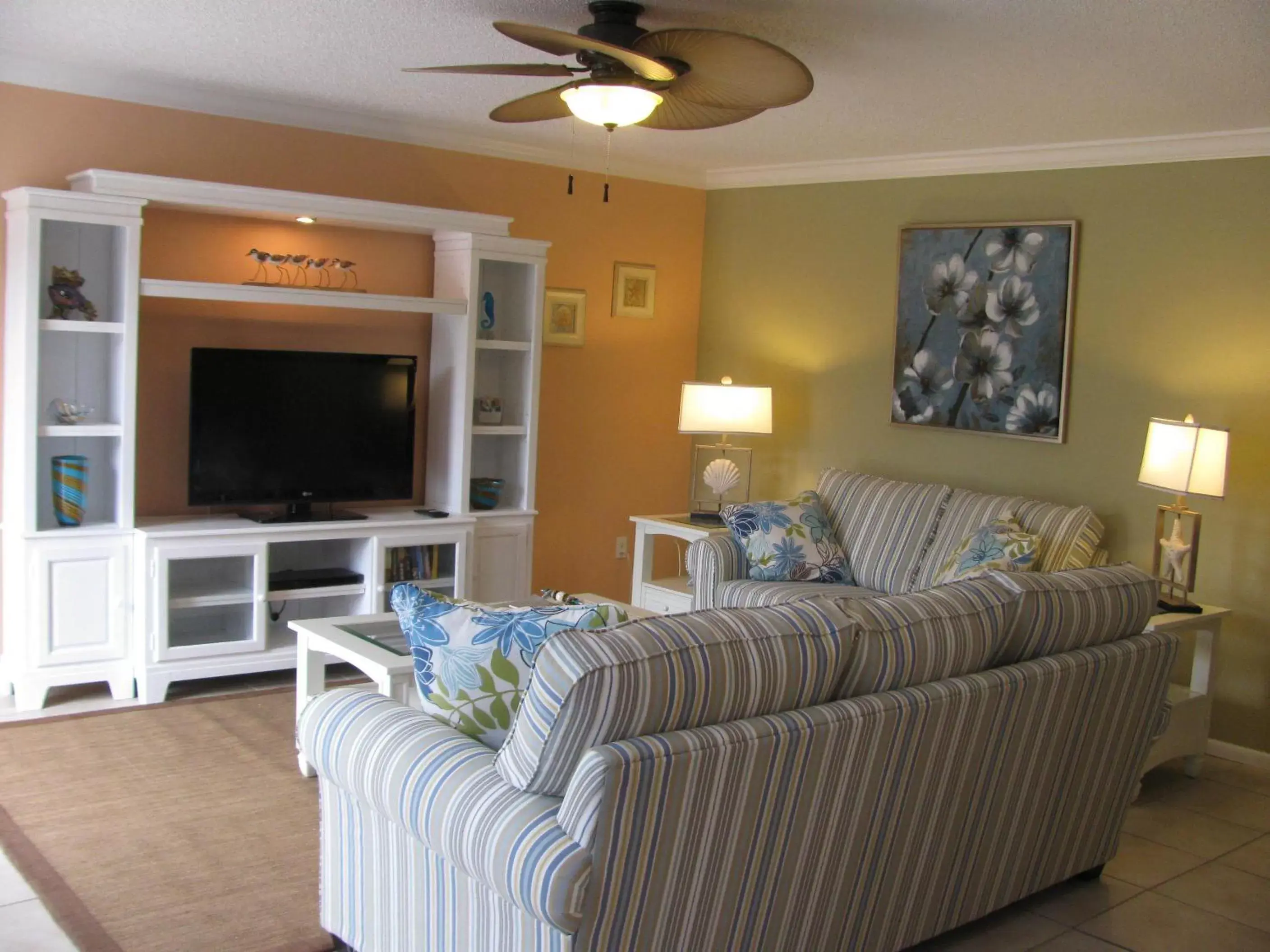 Living room, Seating Area in Queens Gate Resort