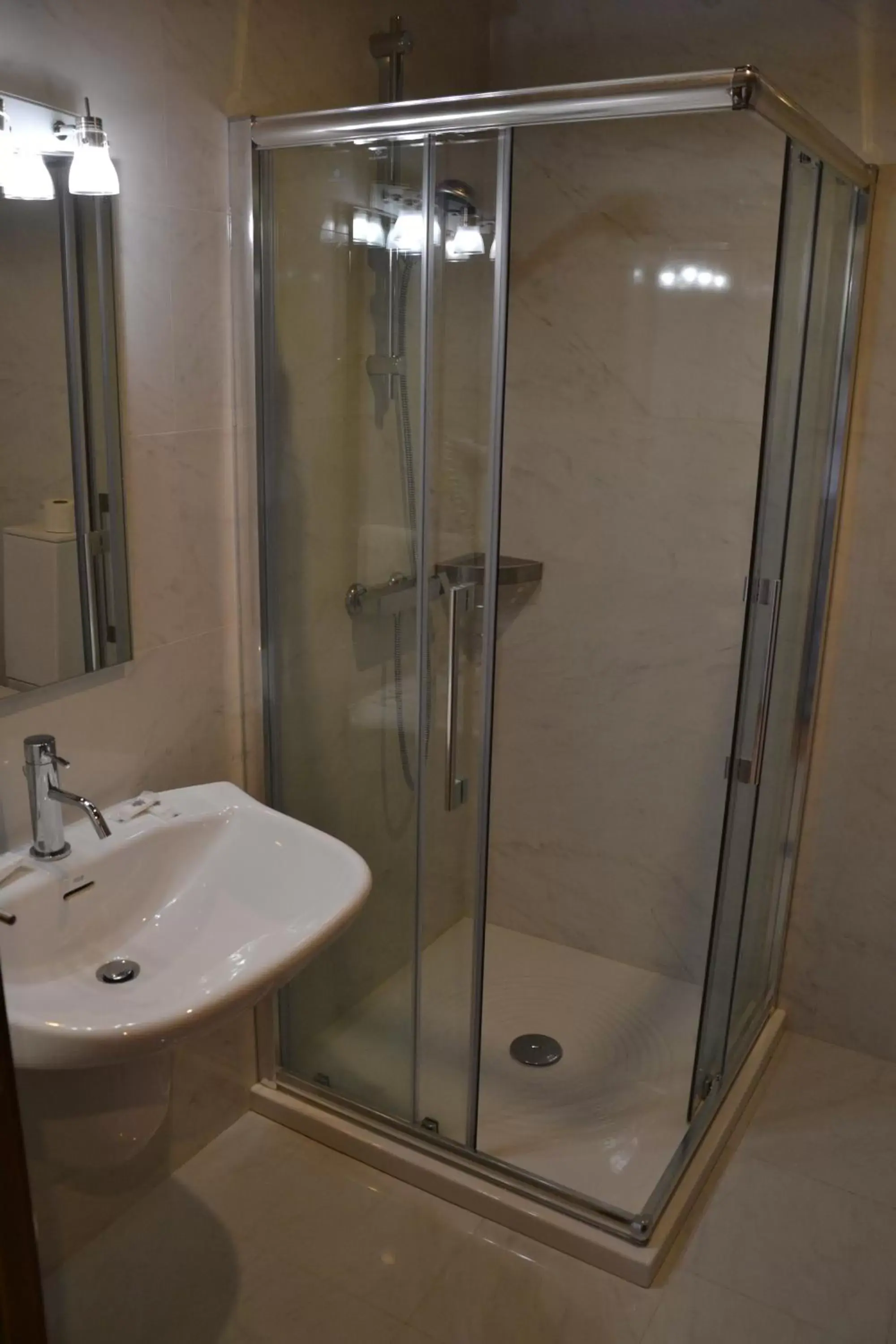 Shower, Bathroom in Hotel Santo Andre