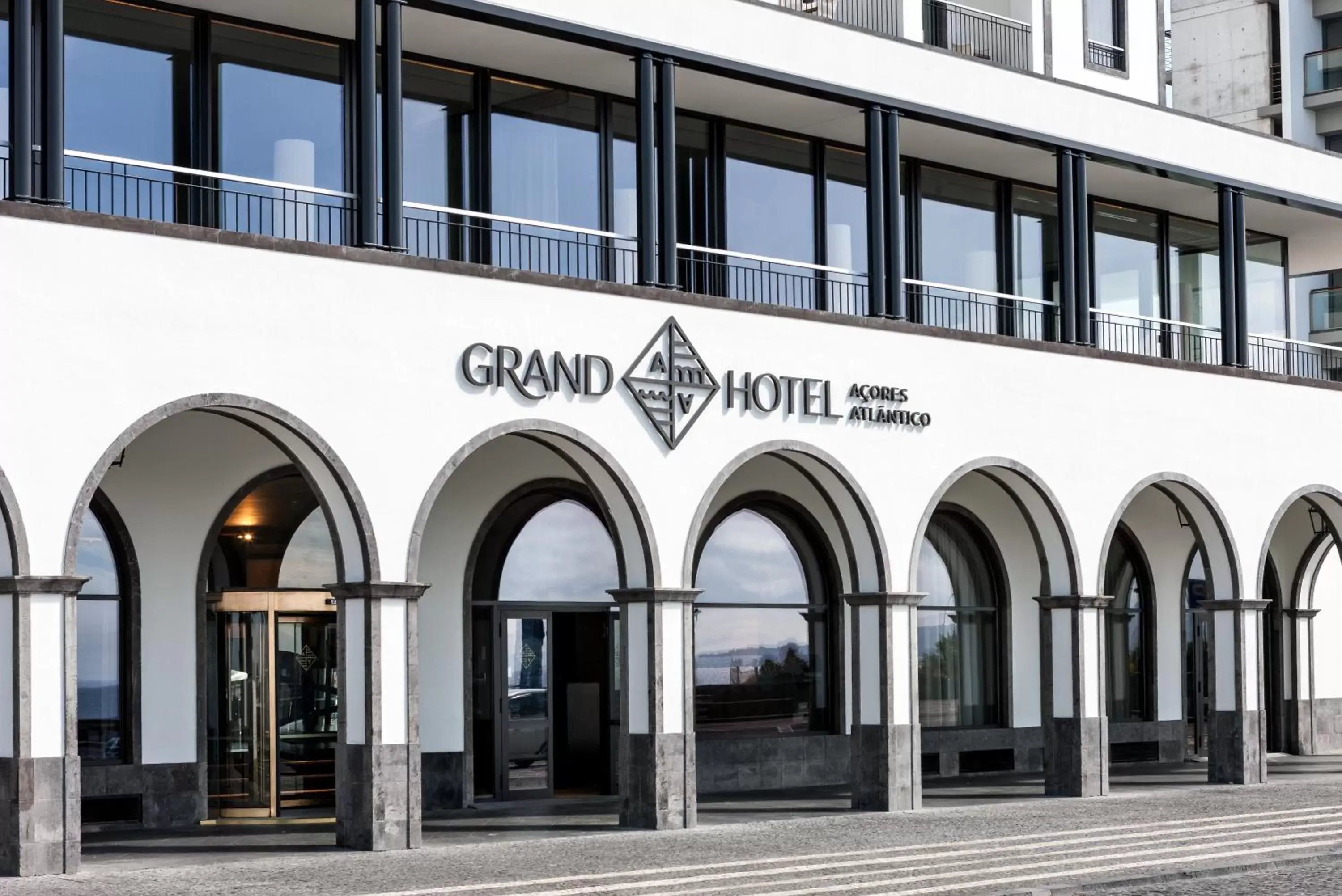 Facade/entrance, Property Building in Grand Hotel Açores Atlântico