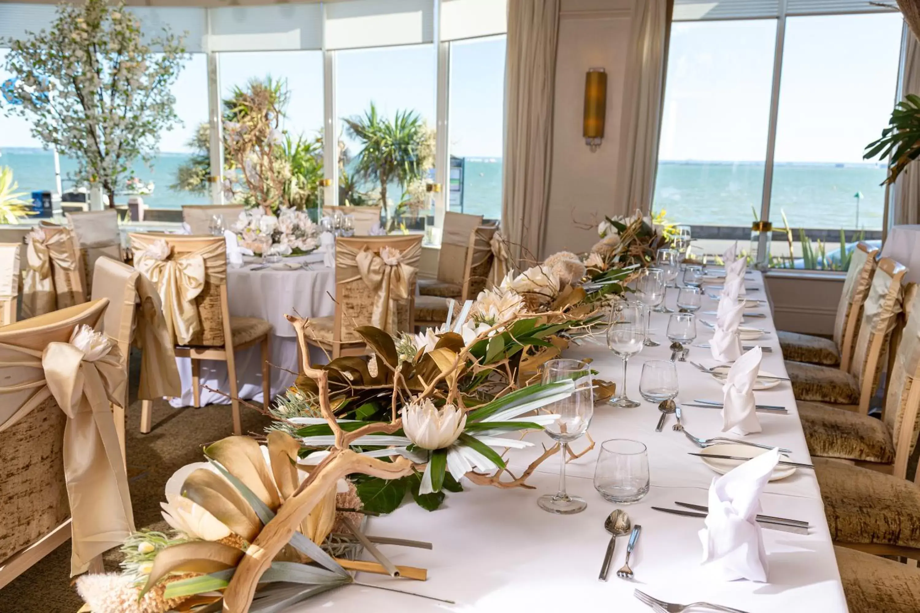 Banquet/Function facilities, Restaurant/Places to Eat in Roslin Beach Hotel