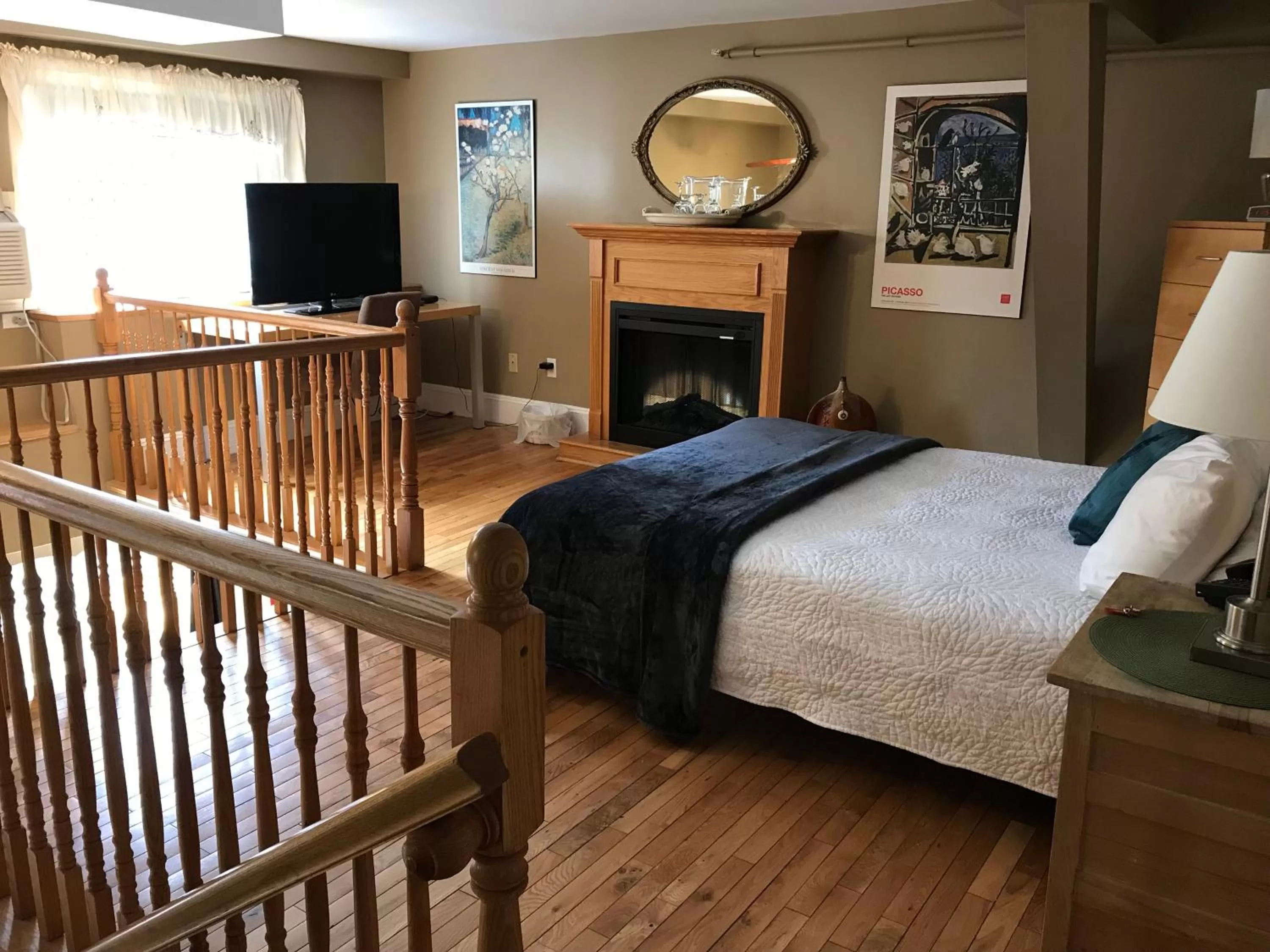 Bedroom, Bed in Leaside Manor