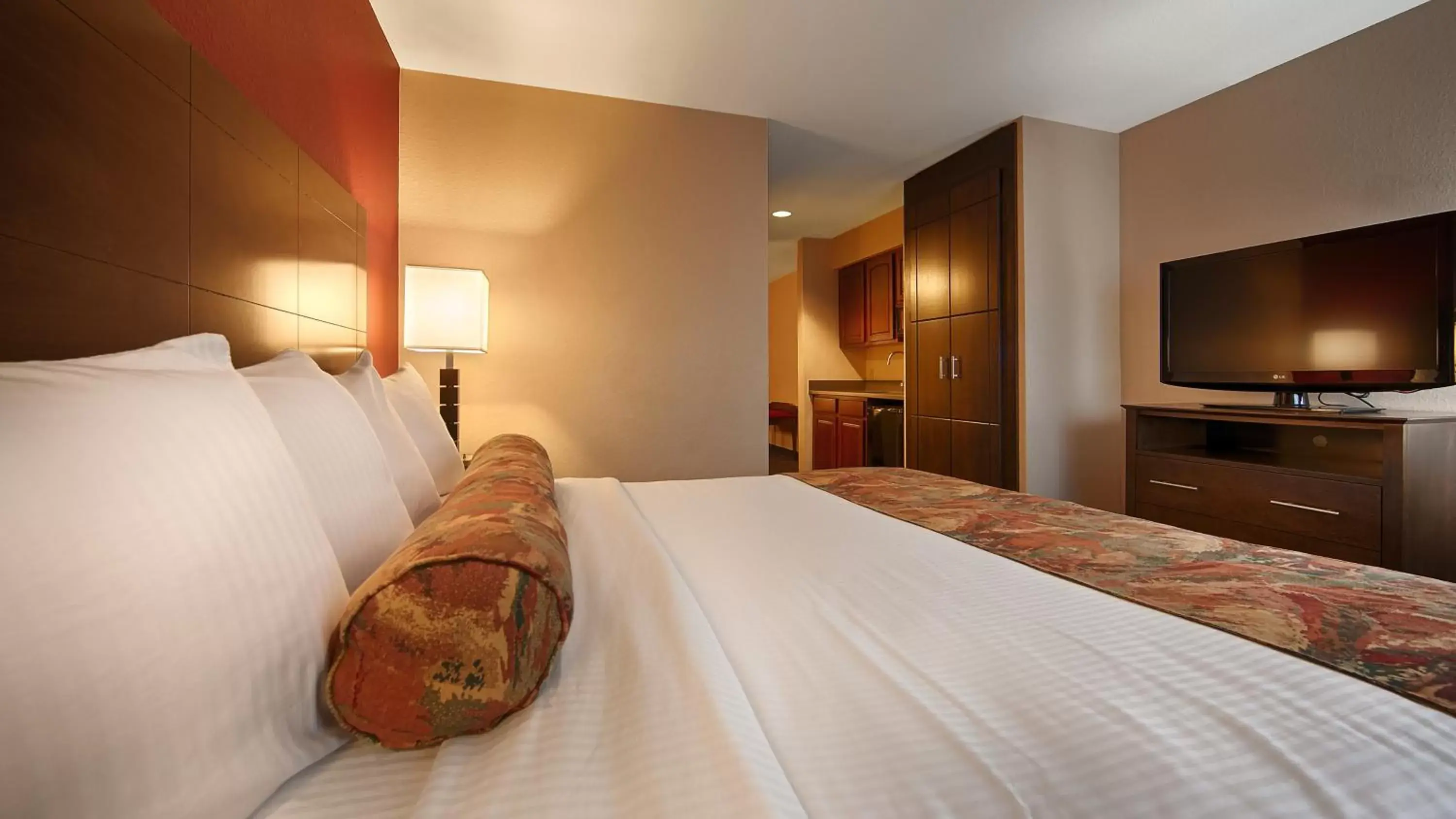 Bedroom, Bed in Best Western Plus Brandywine Inn & Suites