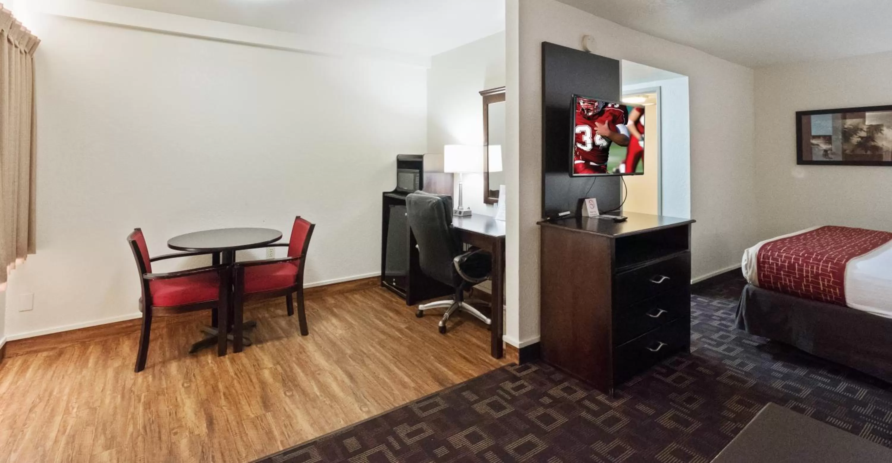 Bedroom, Bed in Red Roof Inn Oklahoma Airport I 40 W Fairgrounds