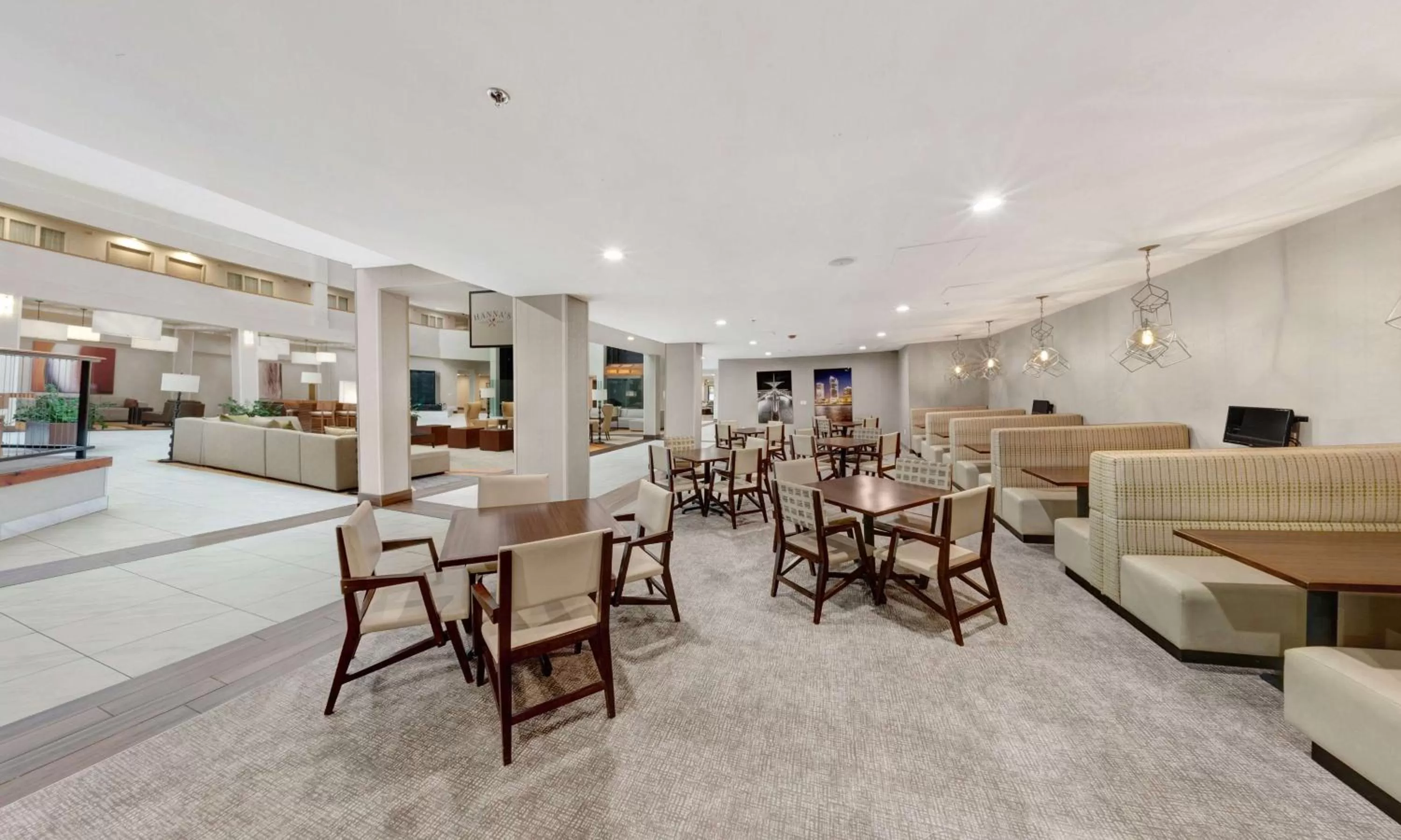 Restaurant/places to eat in Embassy Suites by Hilton Milwaukee Brookfield