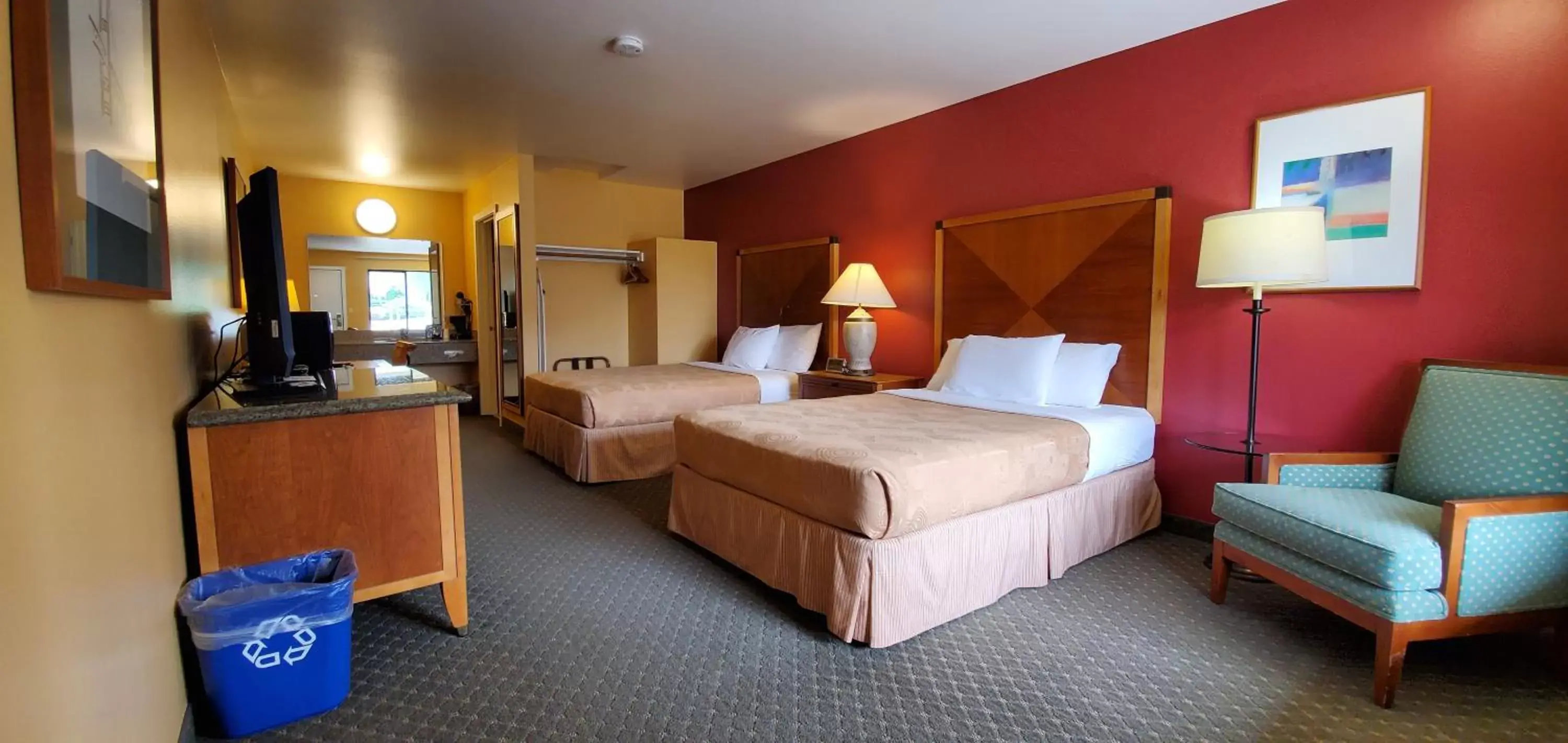 Photo of the whole room, Bed in Olympic View Inn Photo of the whole room, Bed in Olympic View Inn