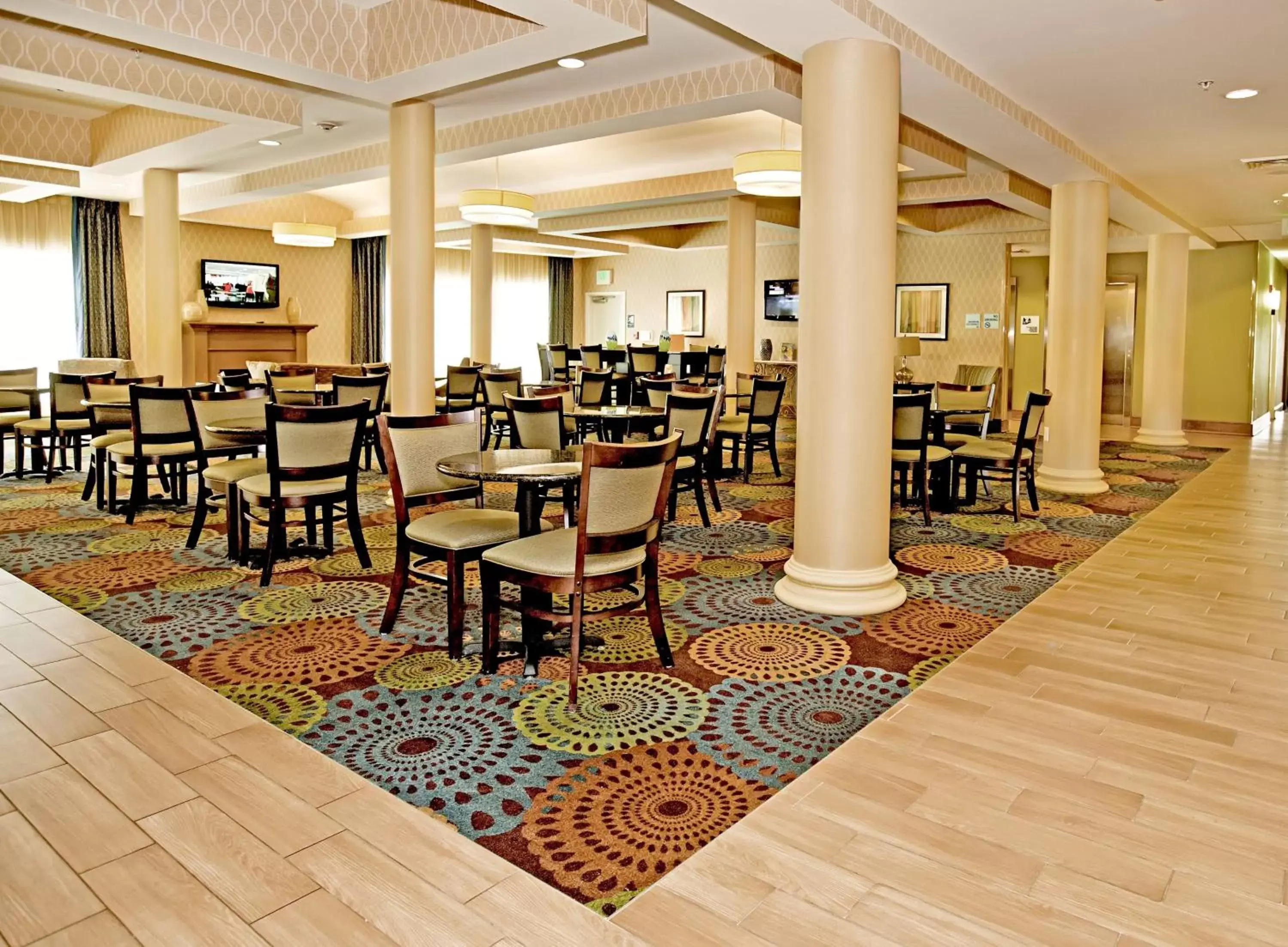 Breakfast, Restaurant/Places to Eat in Holiday Inn Express and Suites Bossier City Louisiana Downs, an IHG Hotel
