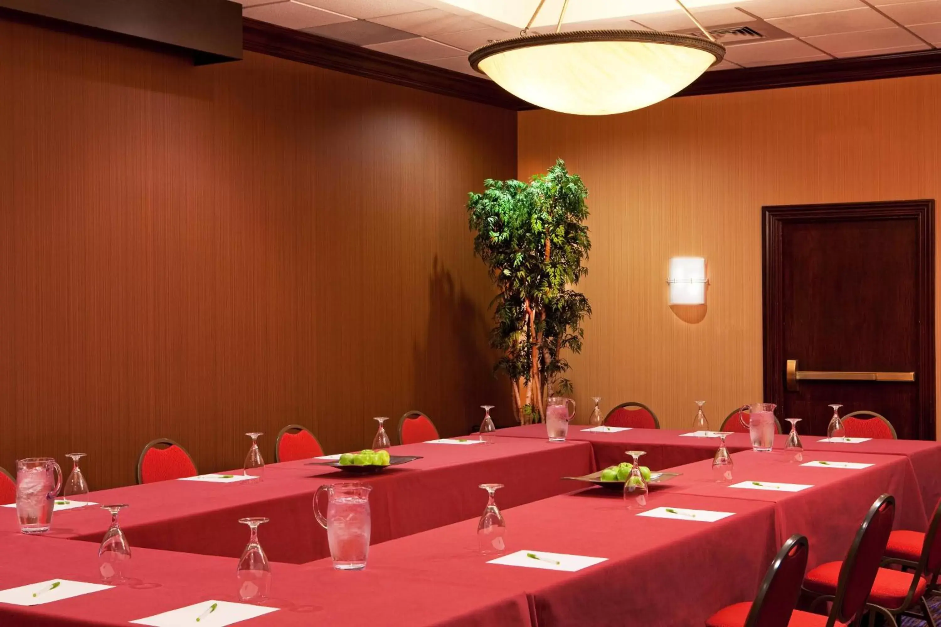 Meeting/conference room in Courtyard by Marriott Alexandria Pentagon South