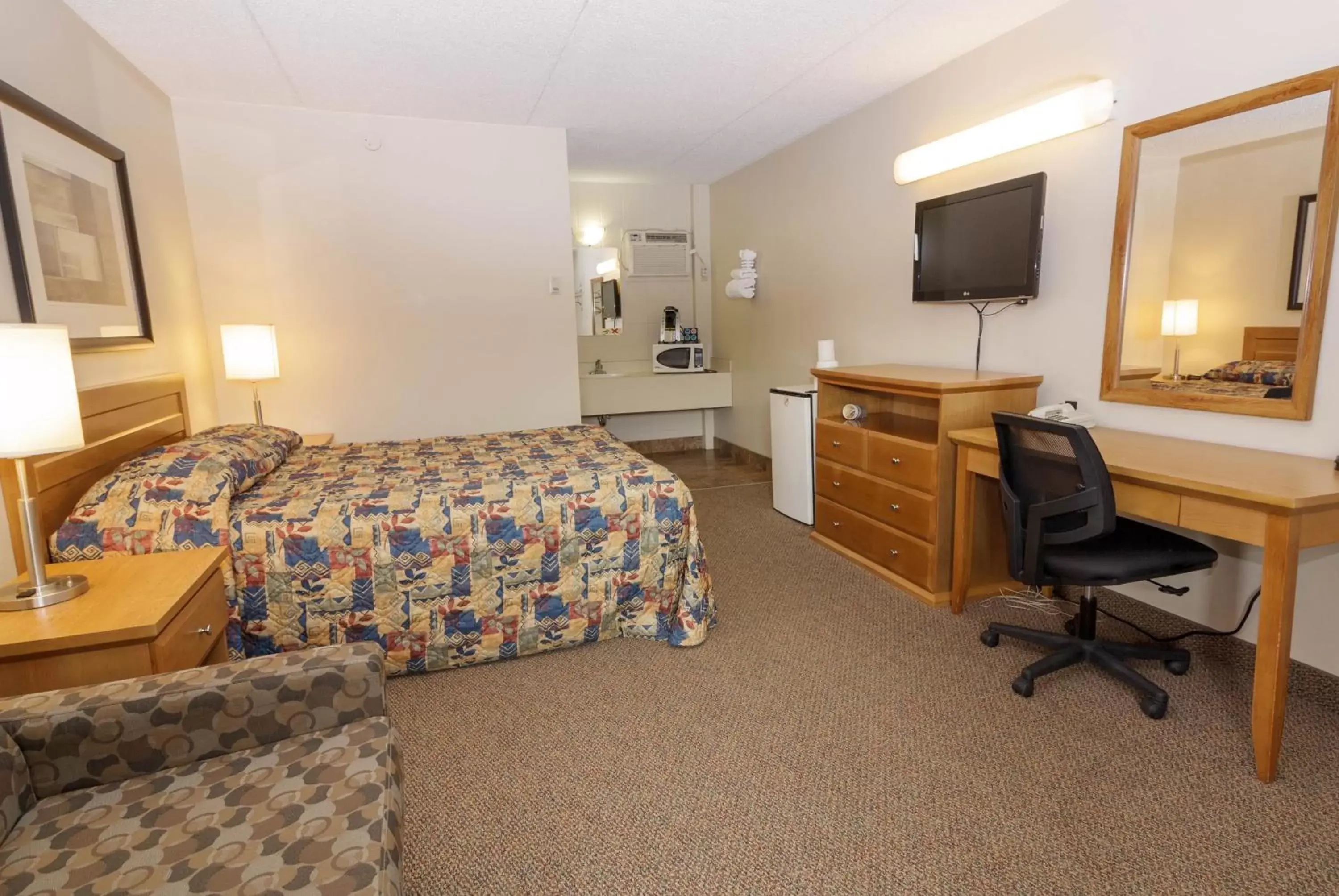 Photo of the whole room, Bed in BCMInns - Peace River