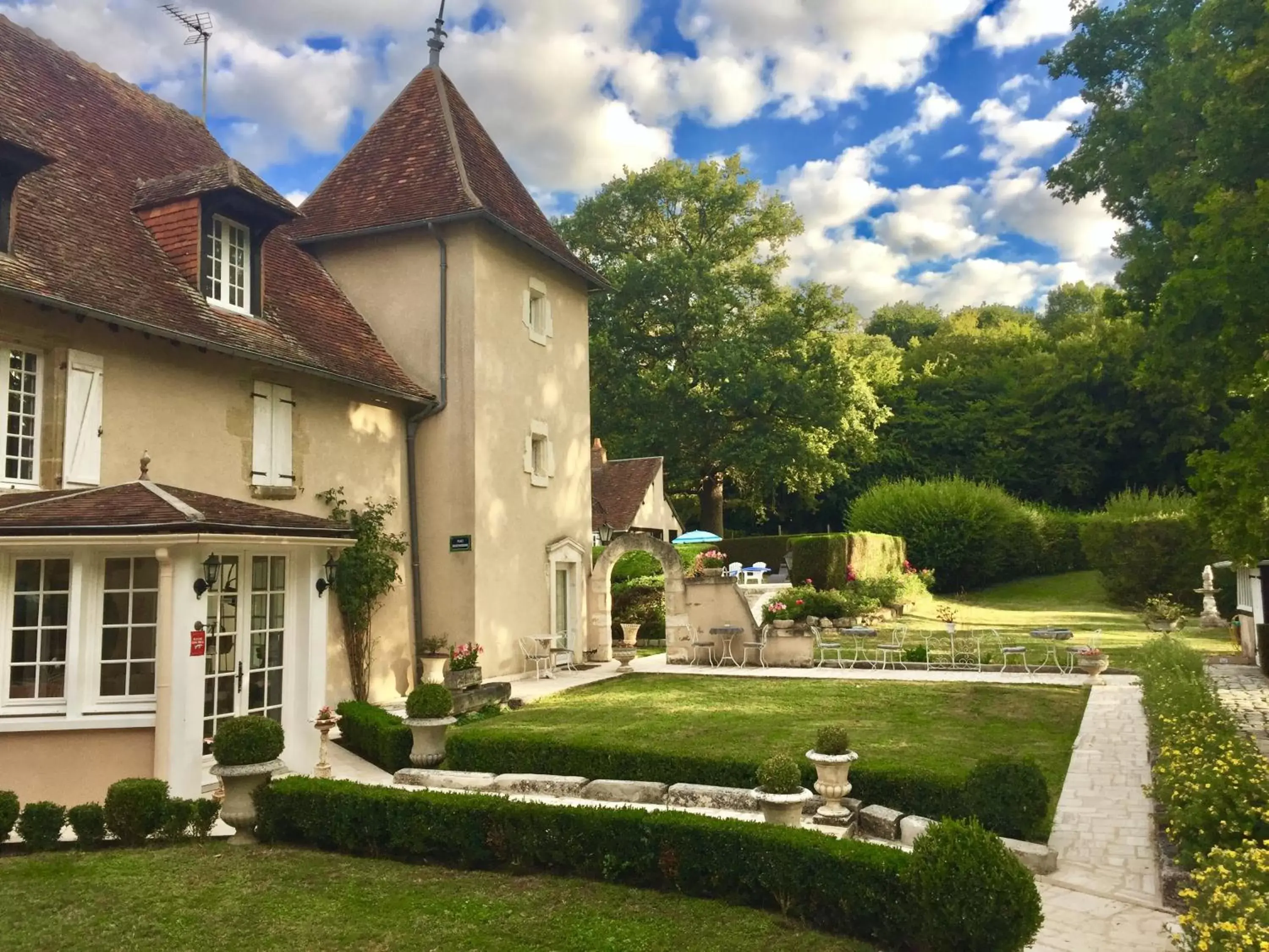 Garden view, Property Building in Le Petit Chateau De Sainte Colombe