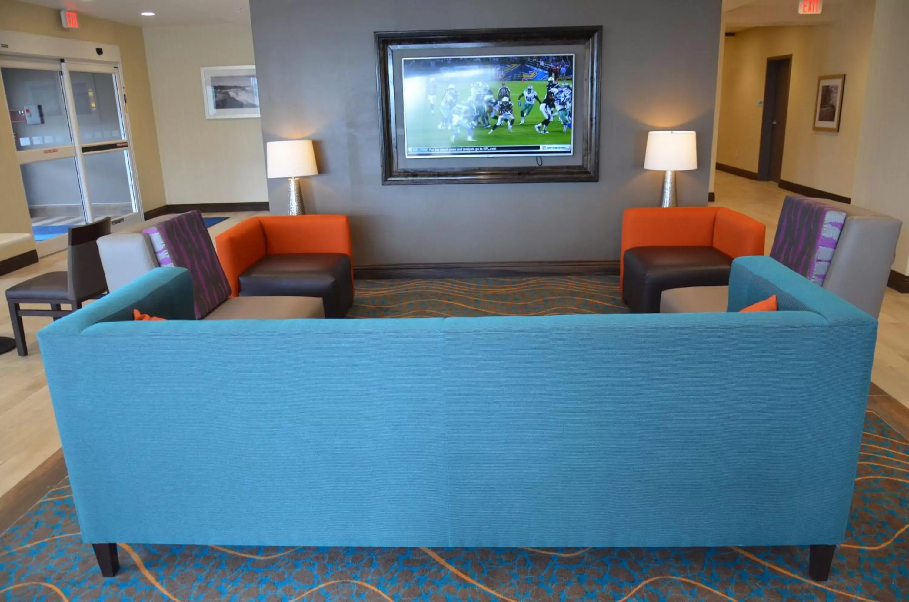 Lobby or reception, Seating Area in Holiday Inn Express & Suites Cheektowaga North East, an IHG Hotel
