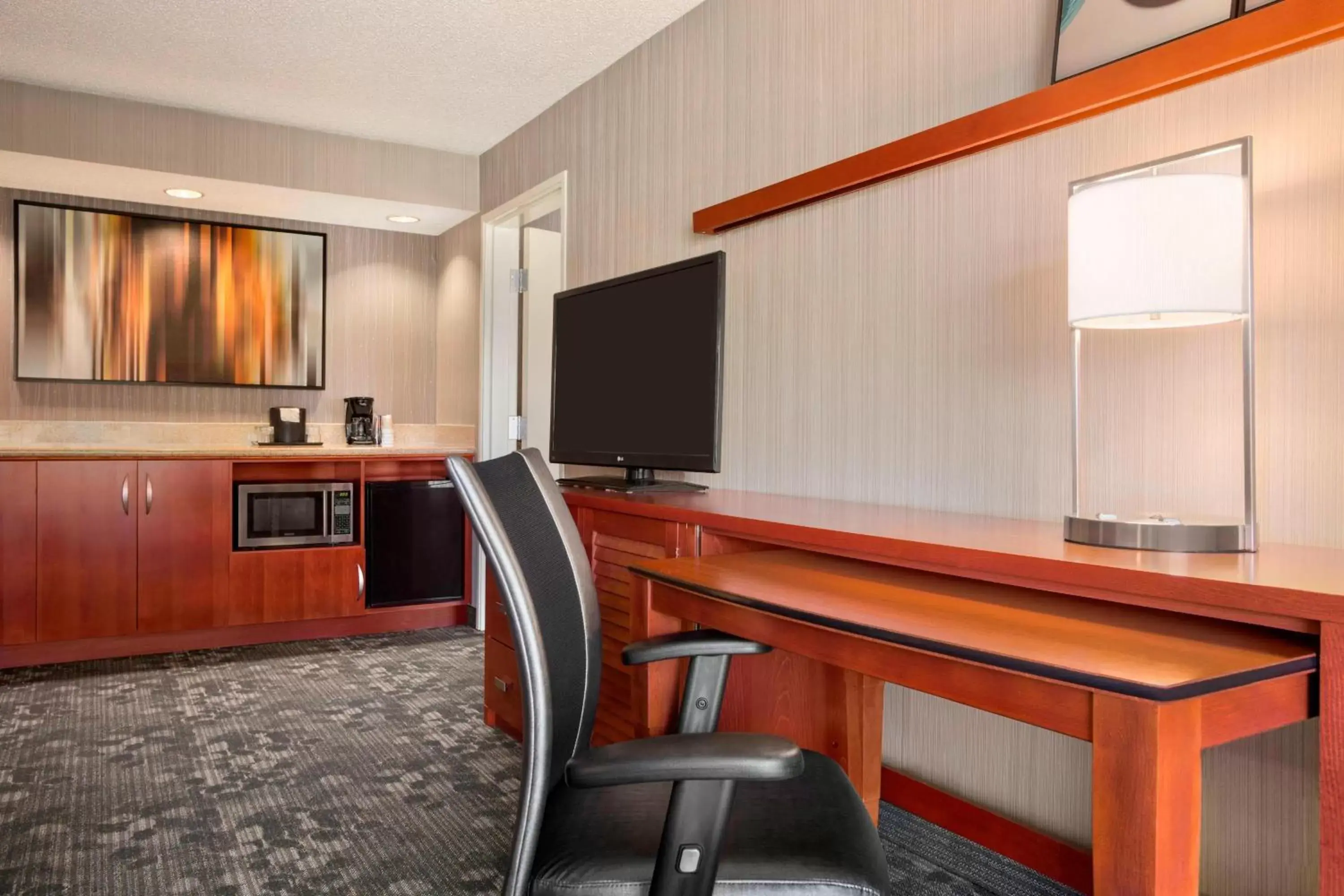 Photo of the whole room, Kitchen/Kitchenette in Courtyard by Marriott Springfield