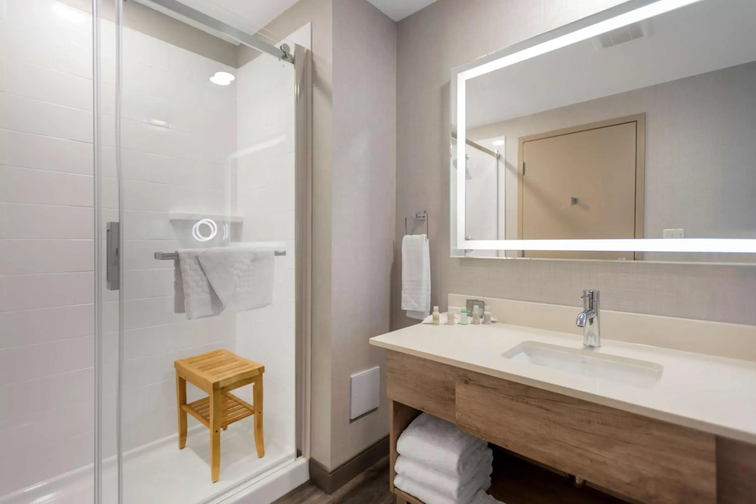 Bathroom in Best Western Premier Executive Residency Medicine Hat