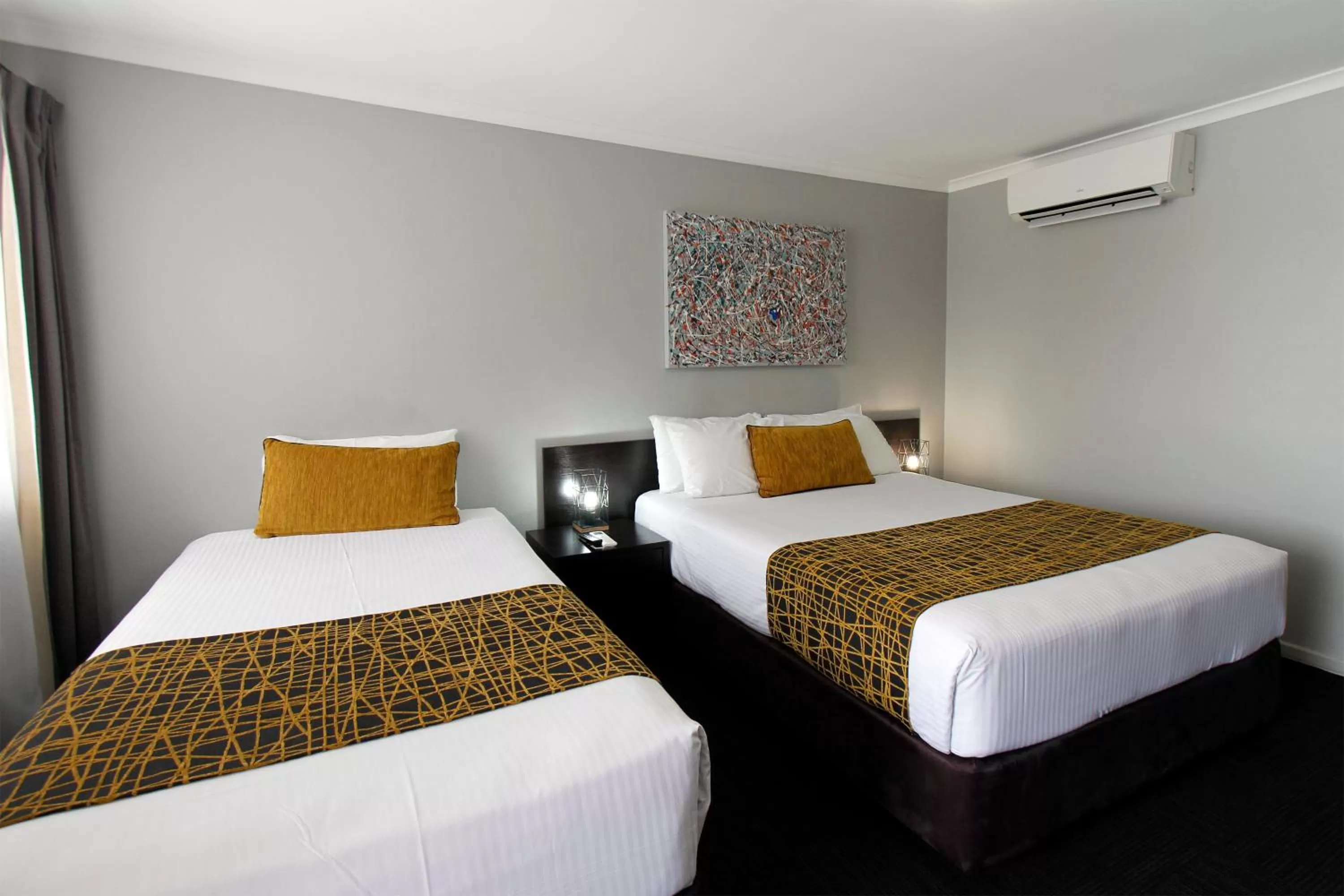 Bedroom, Bed in The Stirling Motel