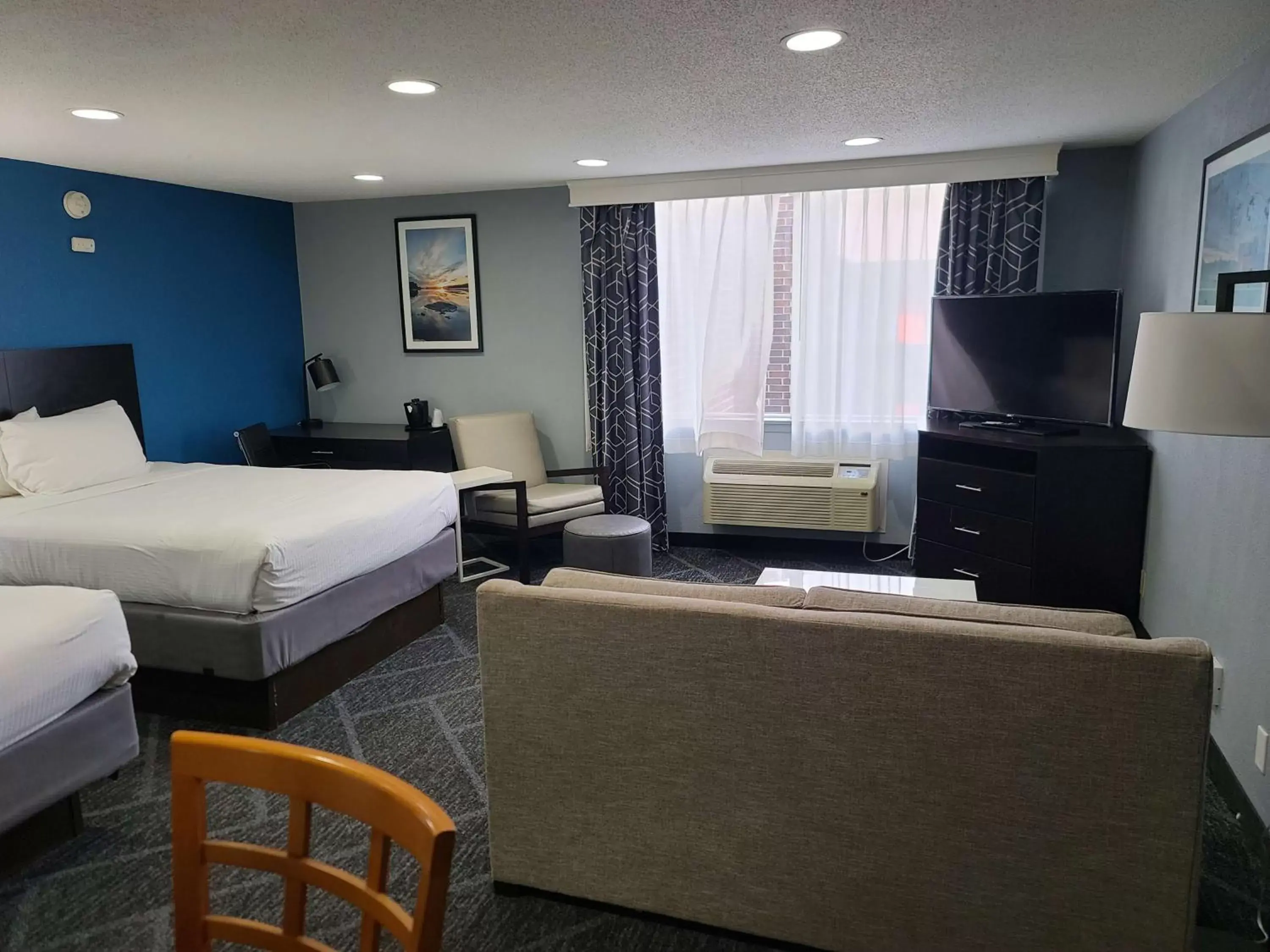 Bedroom, TV/Entertainment Center in Best Western Rochester Hotel Mayo Clinic Area/ St. Mary's