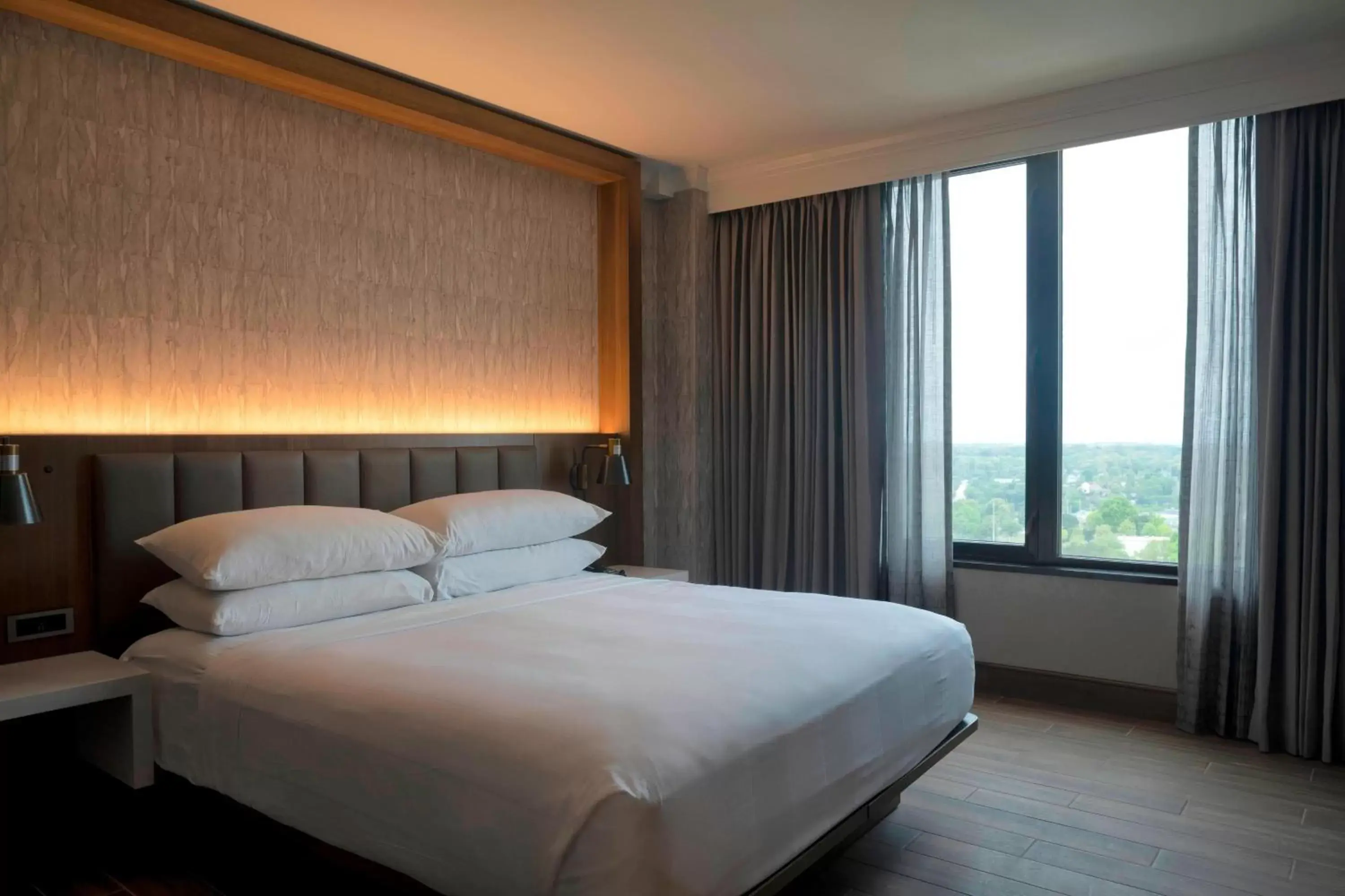 Bedroom, Bed in Winston-Salem Marriott