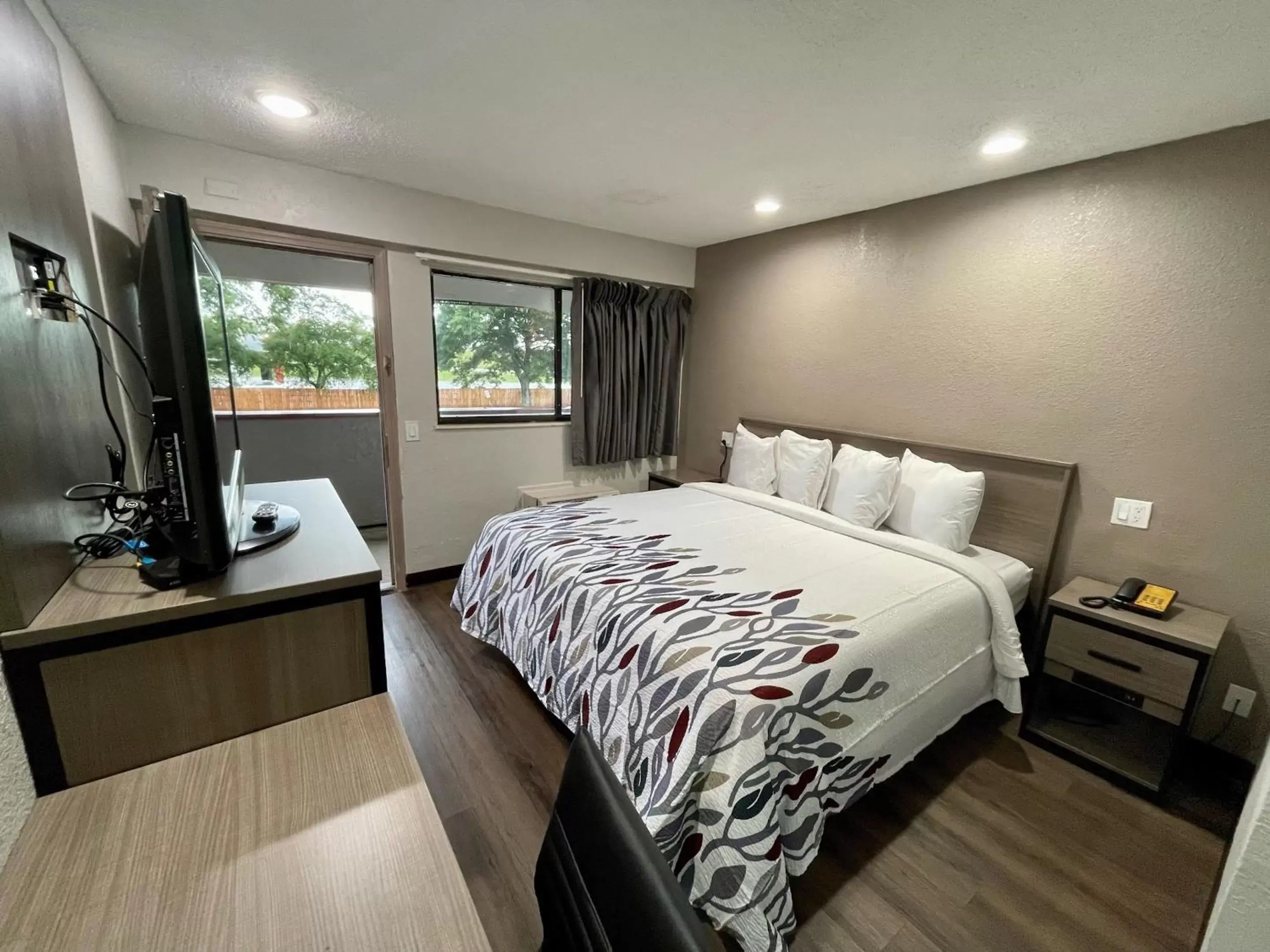 Photo of the whole room, Bed in Red Roof Inn Lafayette, LA Photo of the whole room, Bed in Red Roof Inn Lafayette, LA