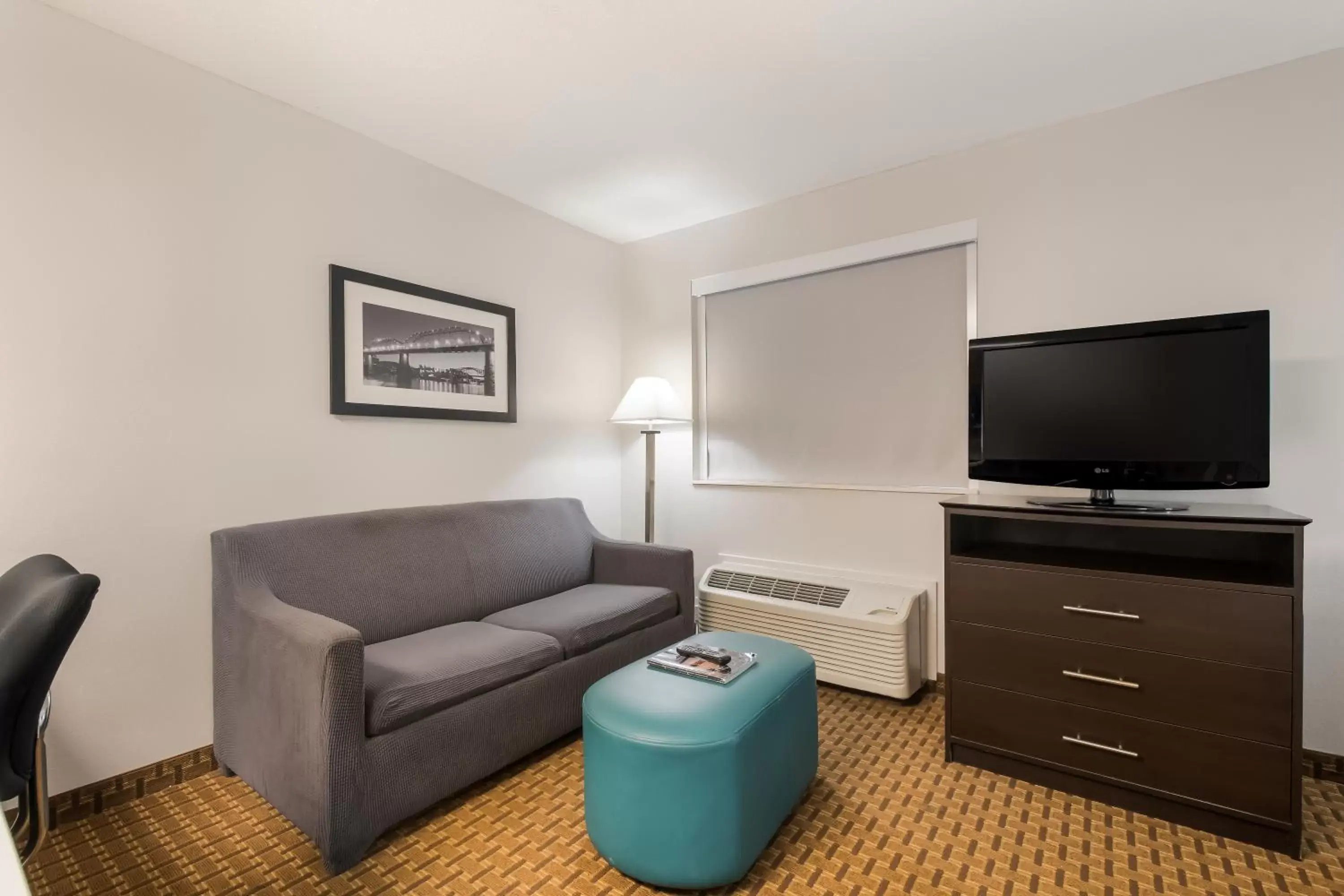 Seating area, TV/Entertainment Center in MainStay Suites Chattanooga Hamilton Place