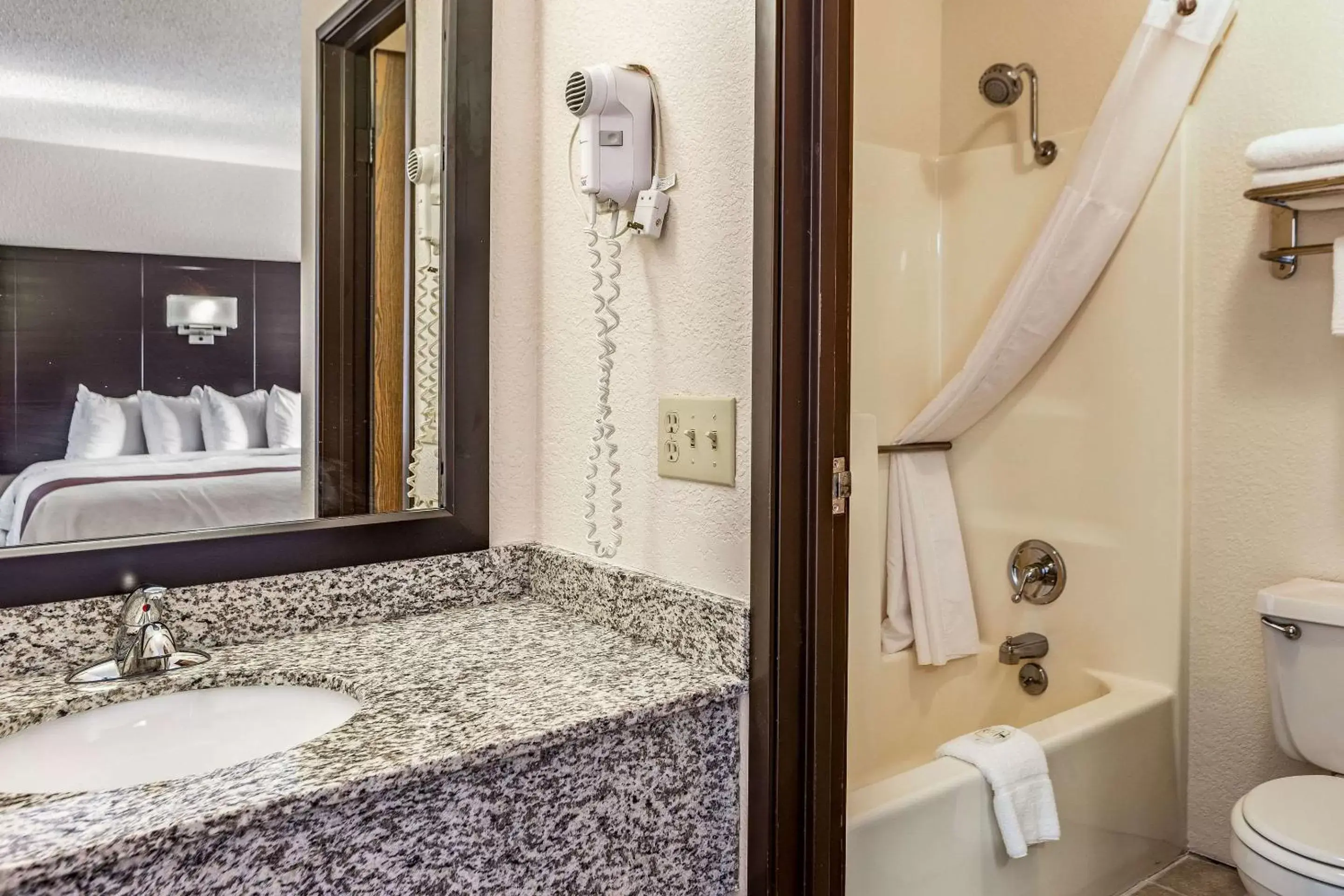 Photo of the whole room, Bathroom in Quality Inn Lakefront Saint Ignace