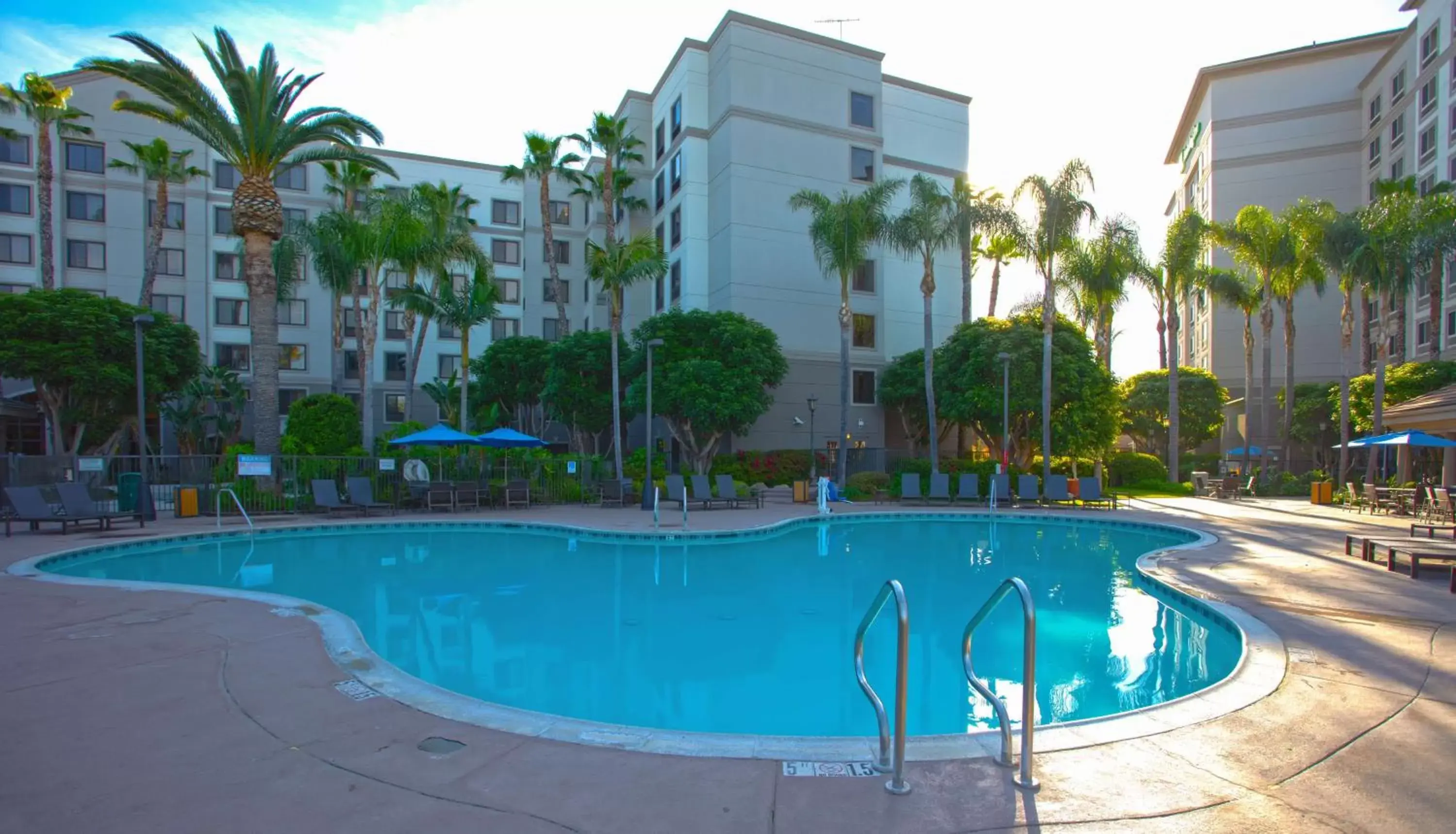 Activities, Swimming Pool in Sonesta Anaheim Resort Area