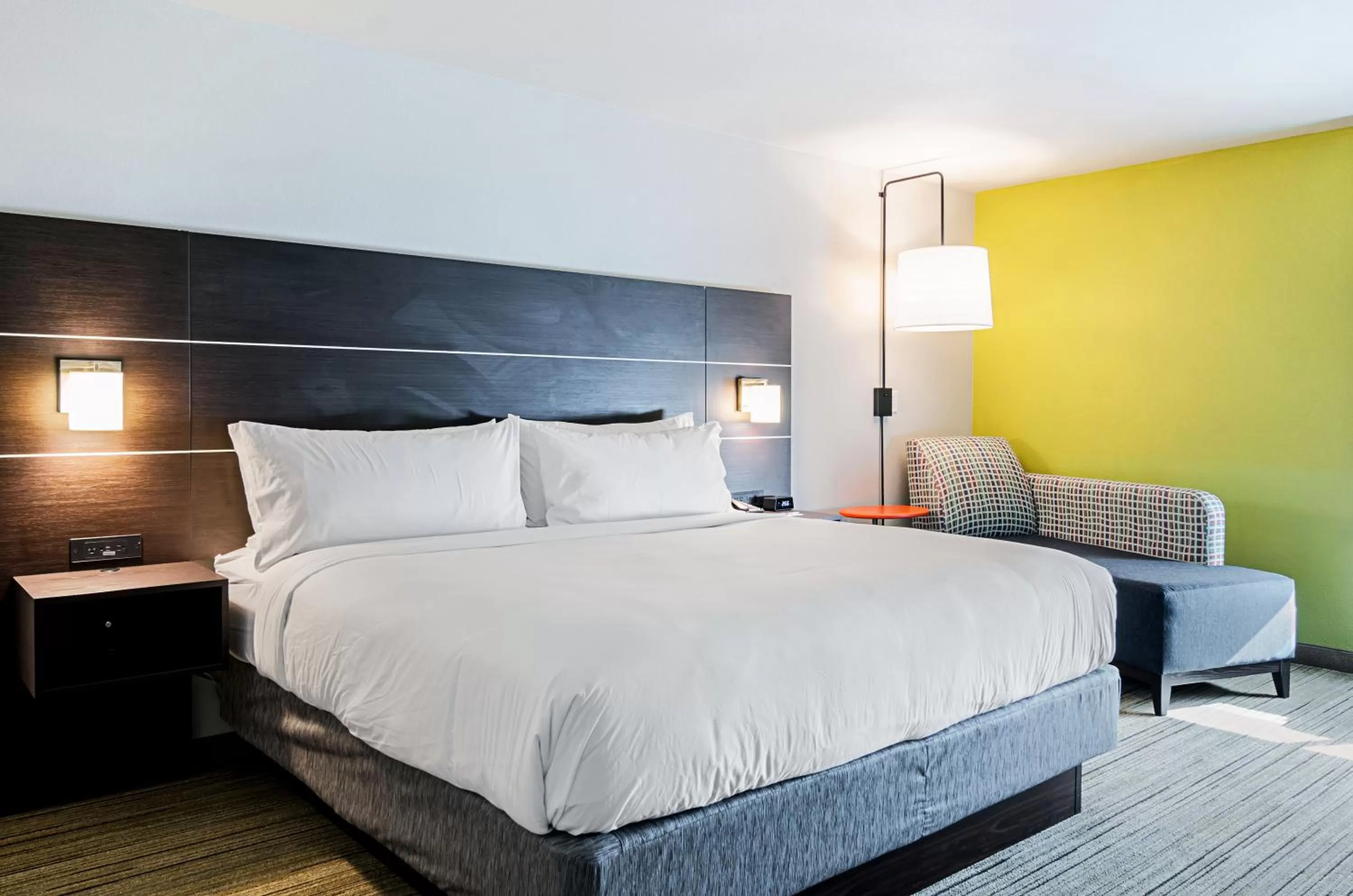 Bed in Holiday Inn Express & Suites - Atchison by IHG