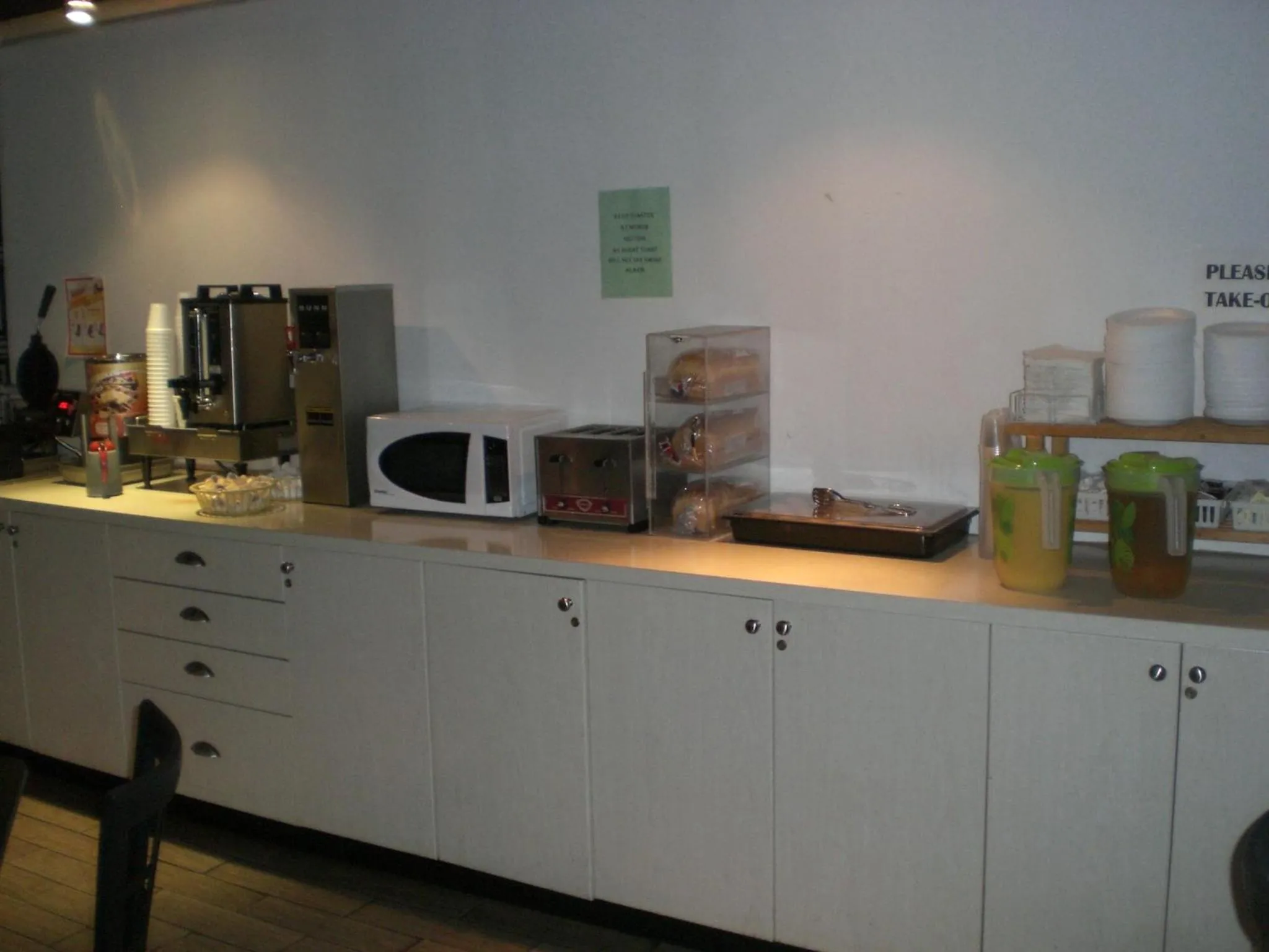 Restaurant/places to eat in Howard Johnson by Wyndham Niagara Falls