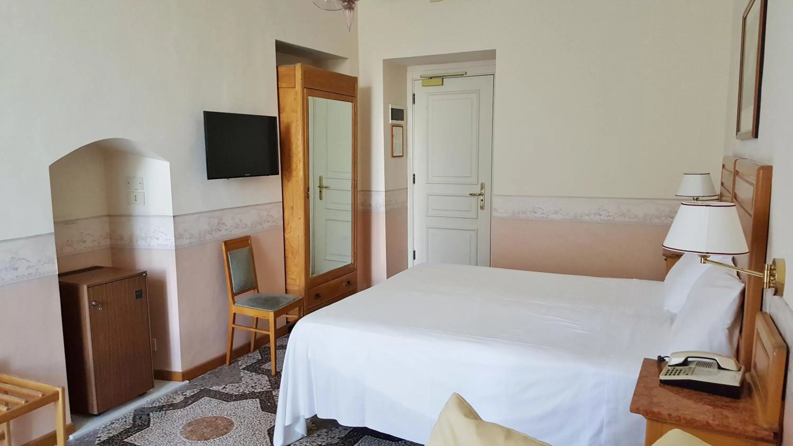 Bed in Hotel Roma e Rocca Cavour