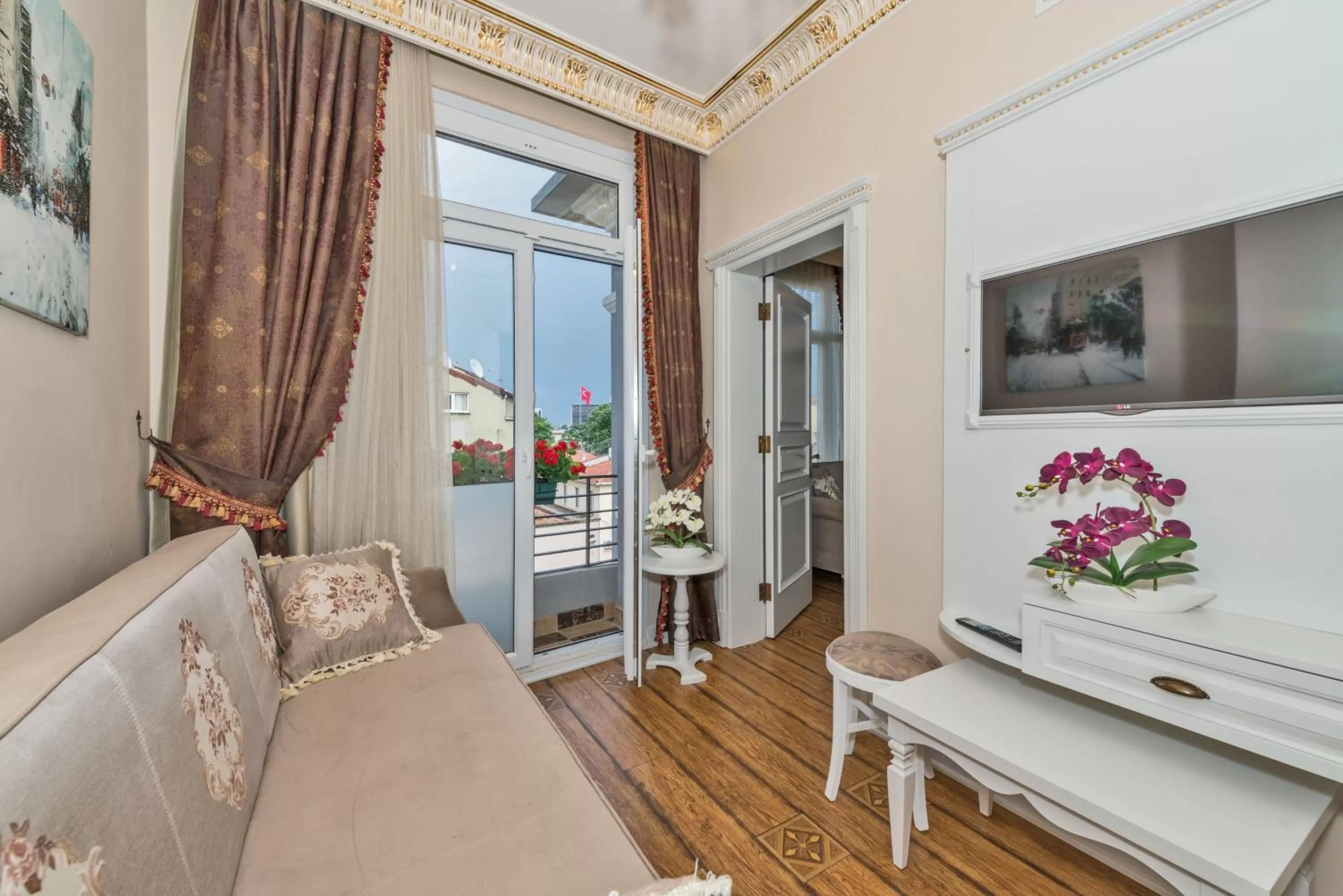 Living room in IQ Hotel