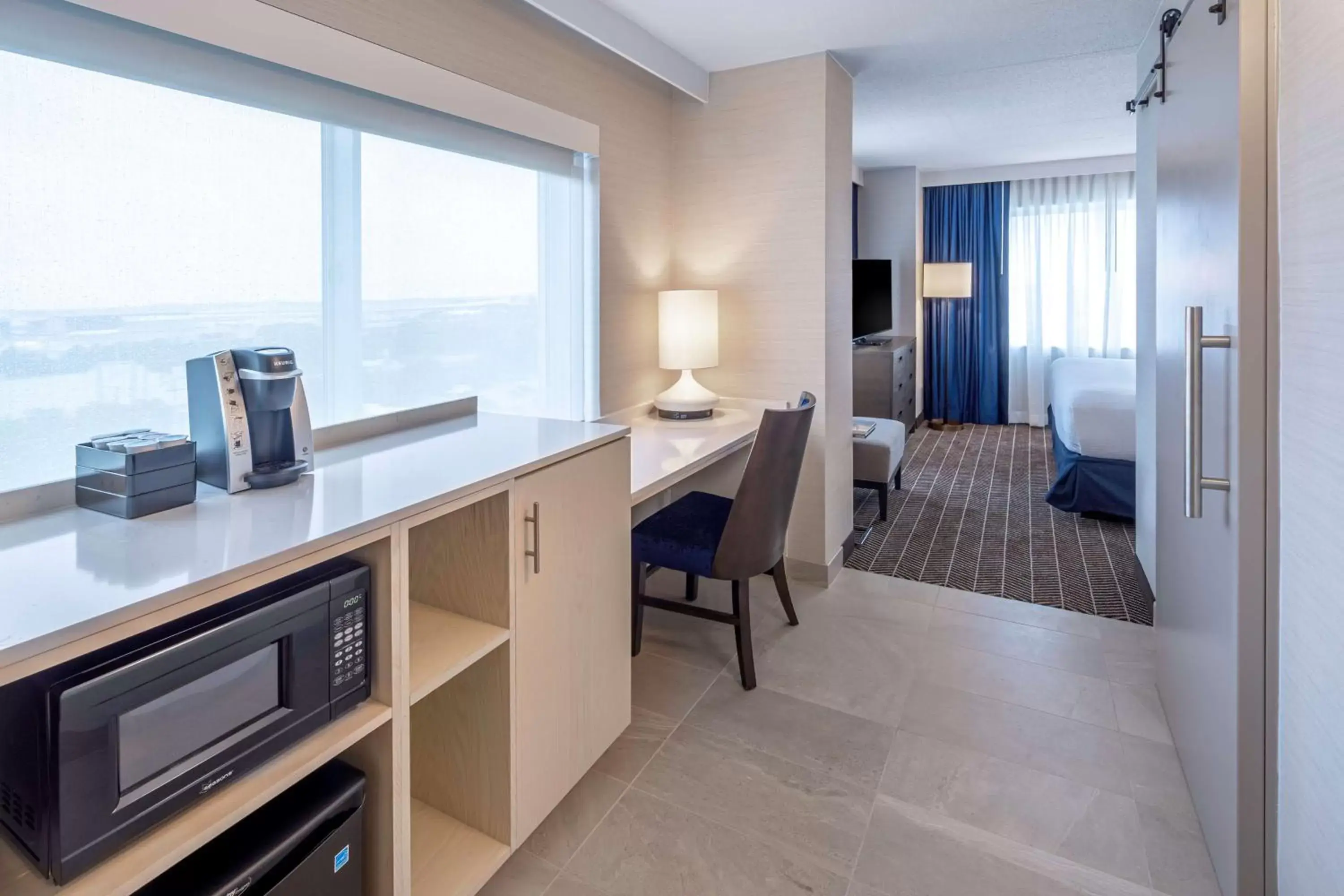 Bedroom, Kitchen/Kitchenette in Embassy Suites Boston at Logan Airport