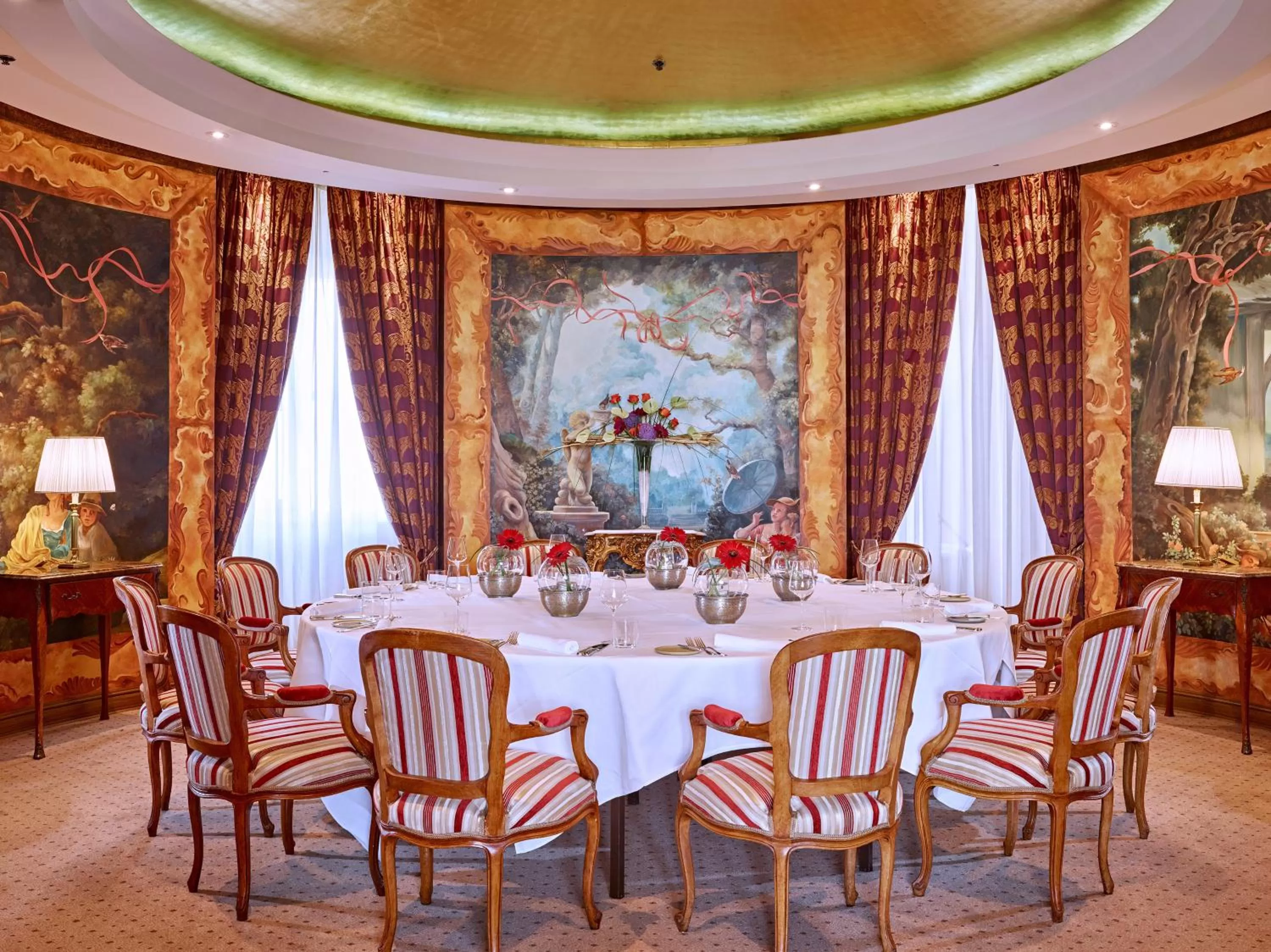Restaurant/places to eat in Grand Hotel Wien