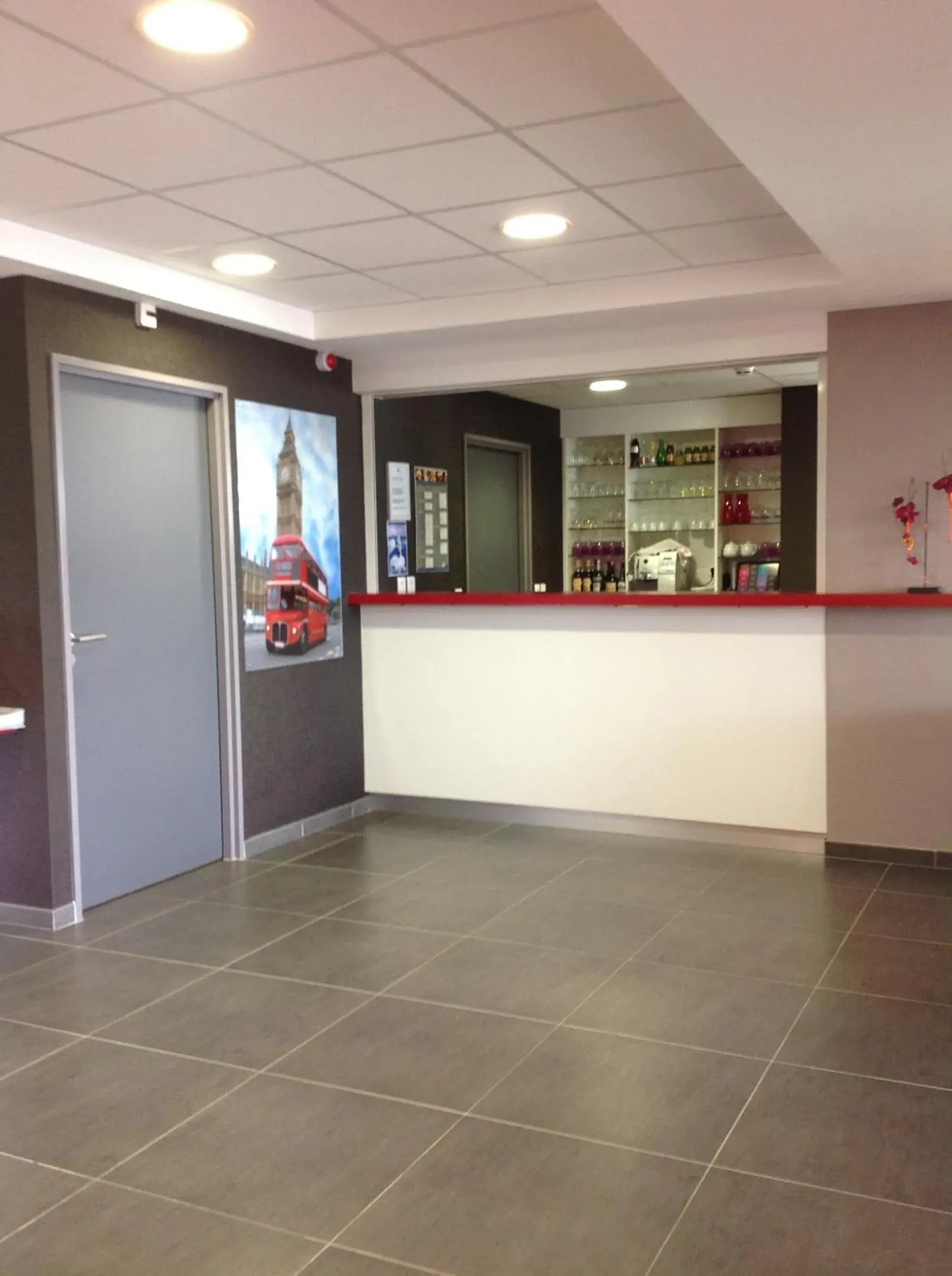 Lobby or reception in The Originals City, Hôtel des Lys, Dreux Lobby or reception in The Originals City, Hôtel des Lys, Dreux