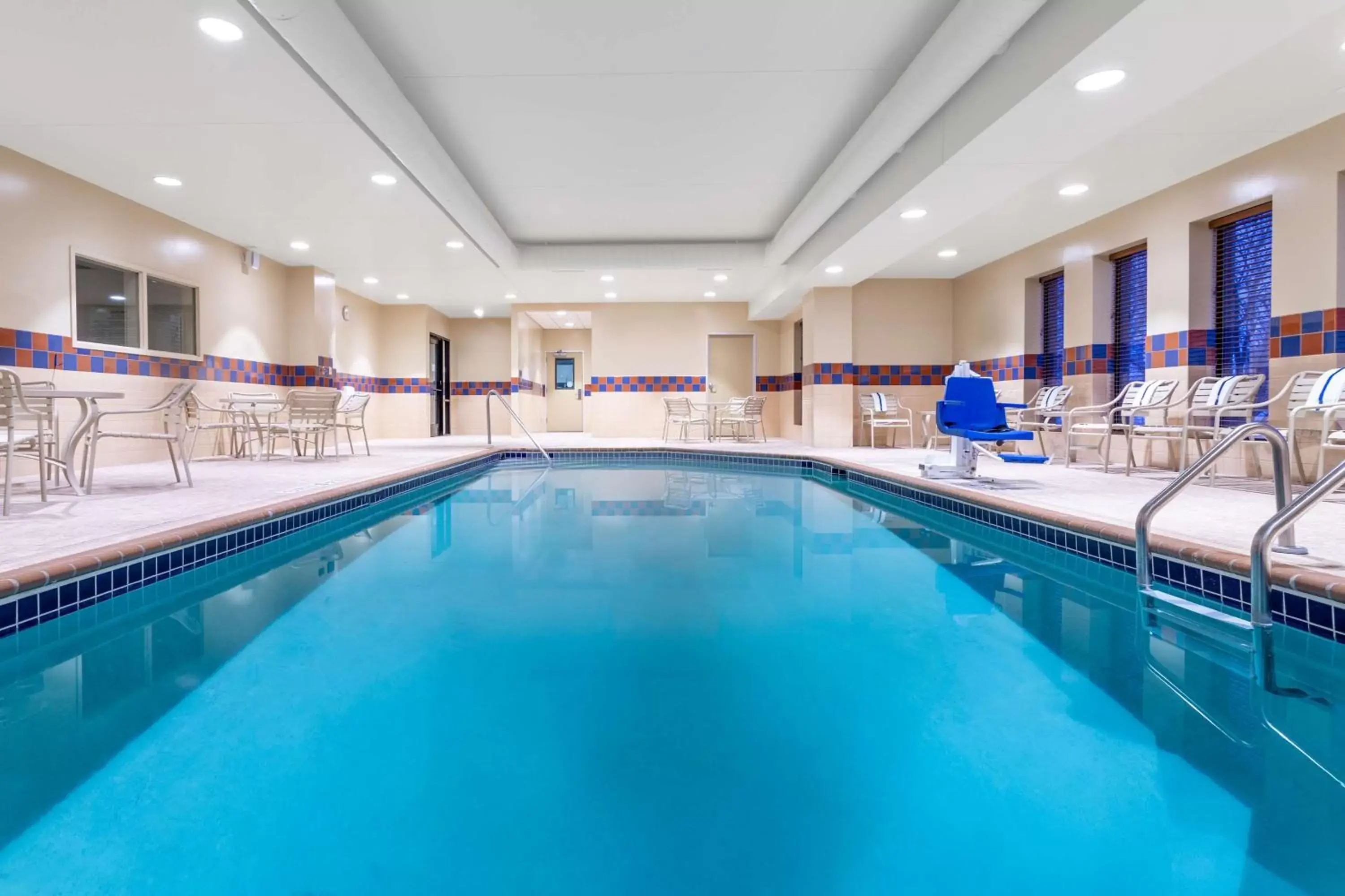 Pool view, Swimming Pool in Hampton Inn & Suites Minneapolis St. Paul Airport - Mall of America