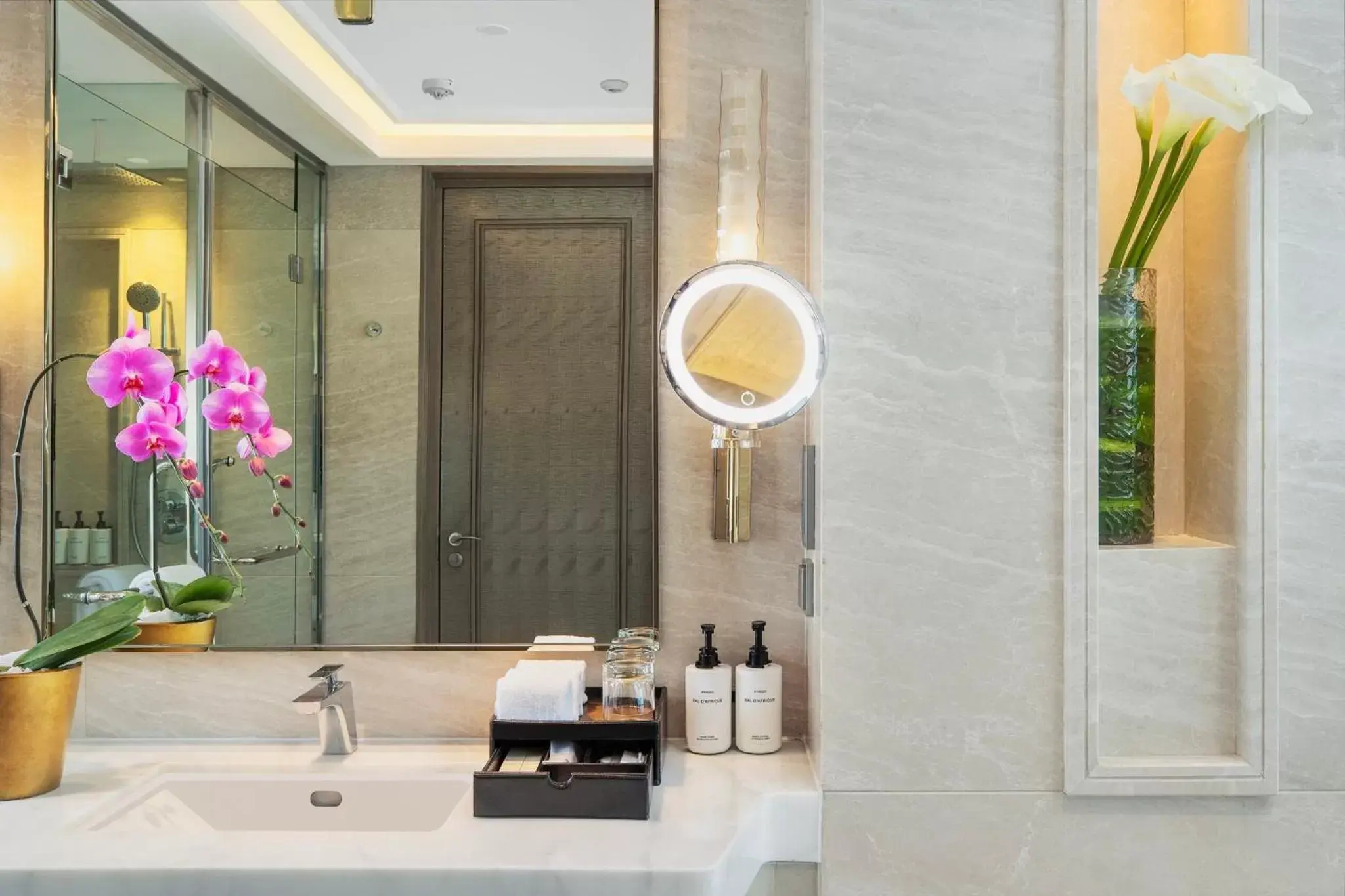 Photo of the whole room, Bathroom in InterContinental Hotels Jakarta Pondok Indah, an IHG Hotel